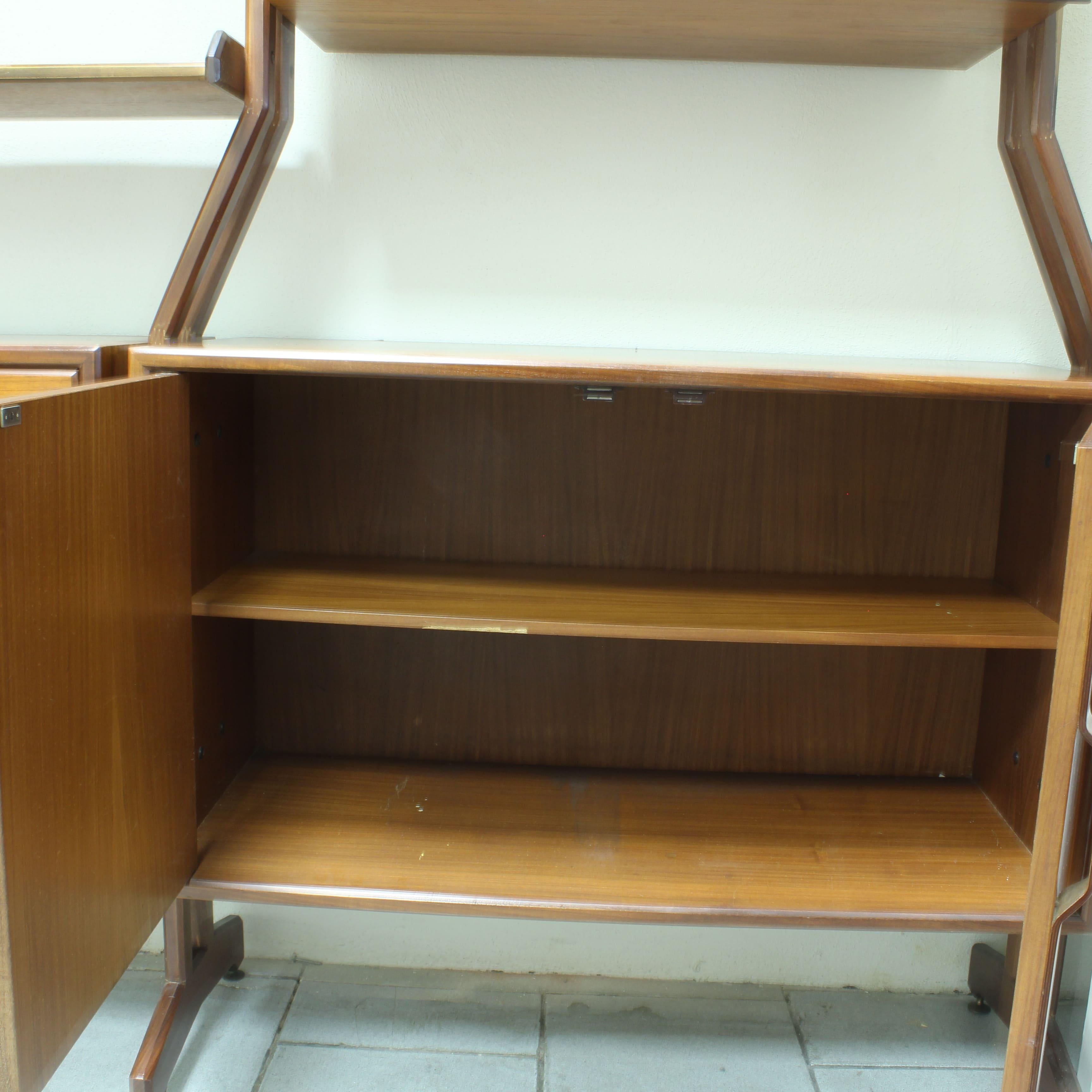 Free-standing wooden bookcase, Manifattura Italiana, 1960 For Sale 4