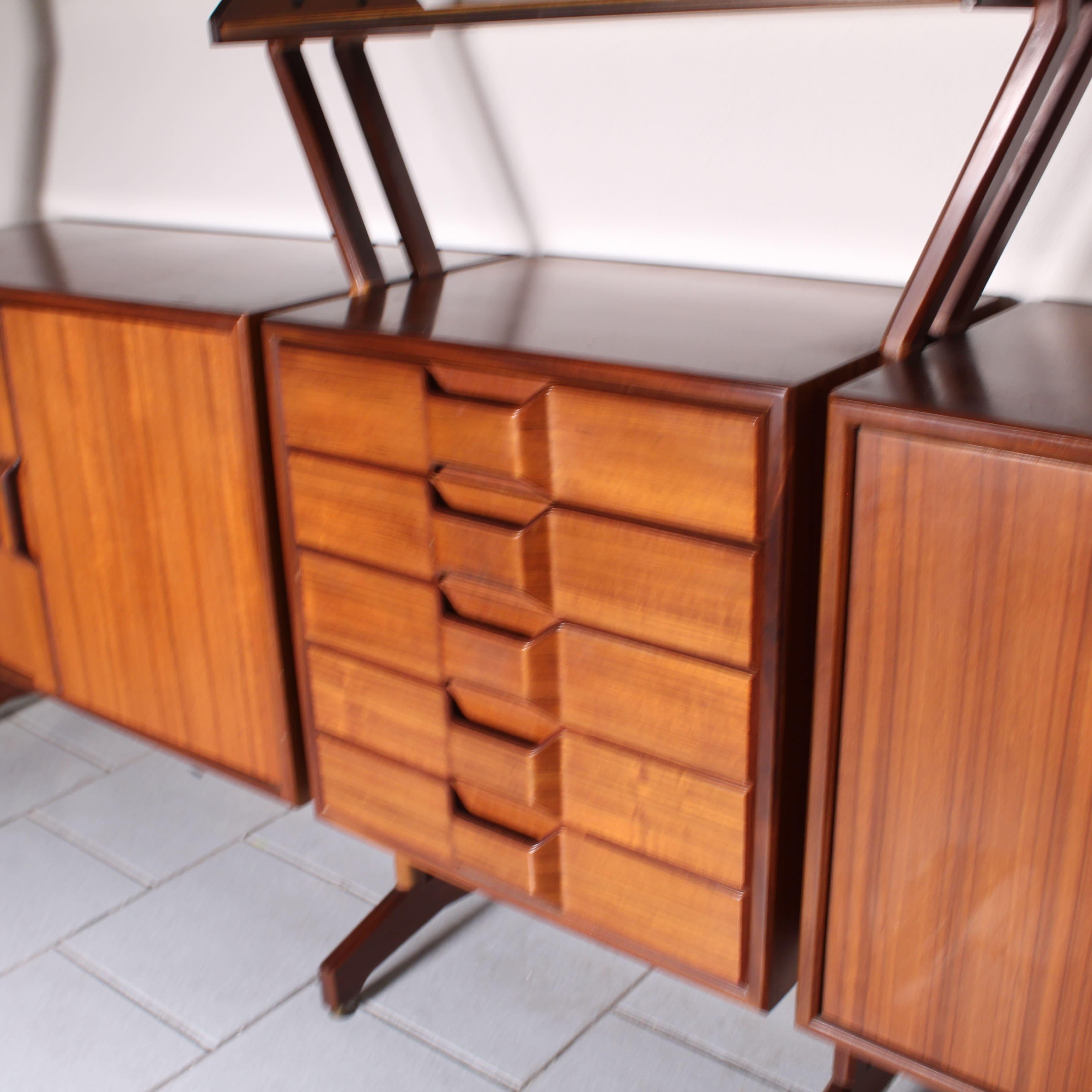Mid-Century Modern Free-standing wooden bookcase, Manifattura Italiana, 1960 For Sale