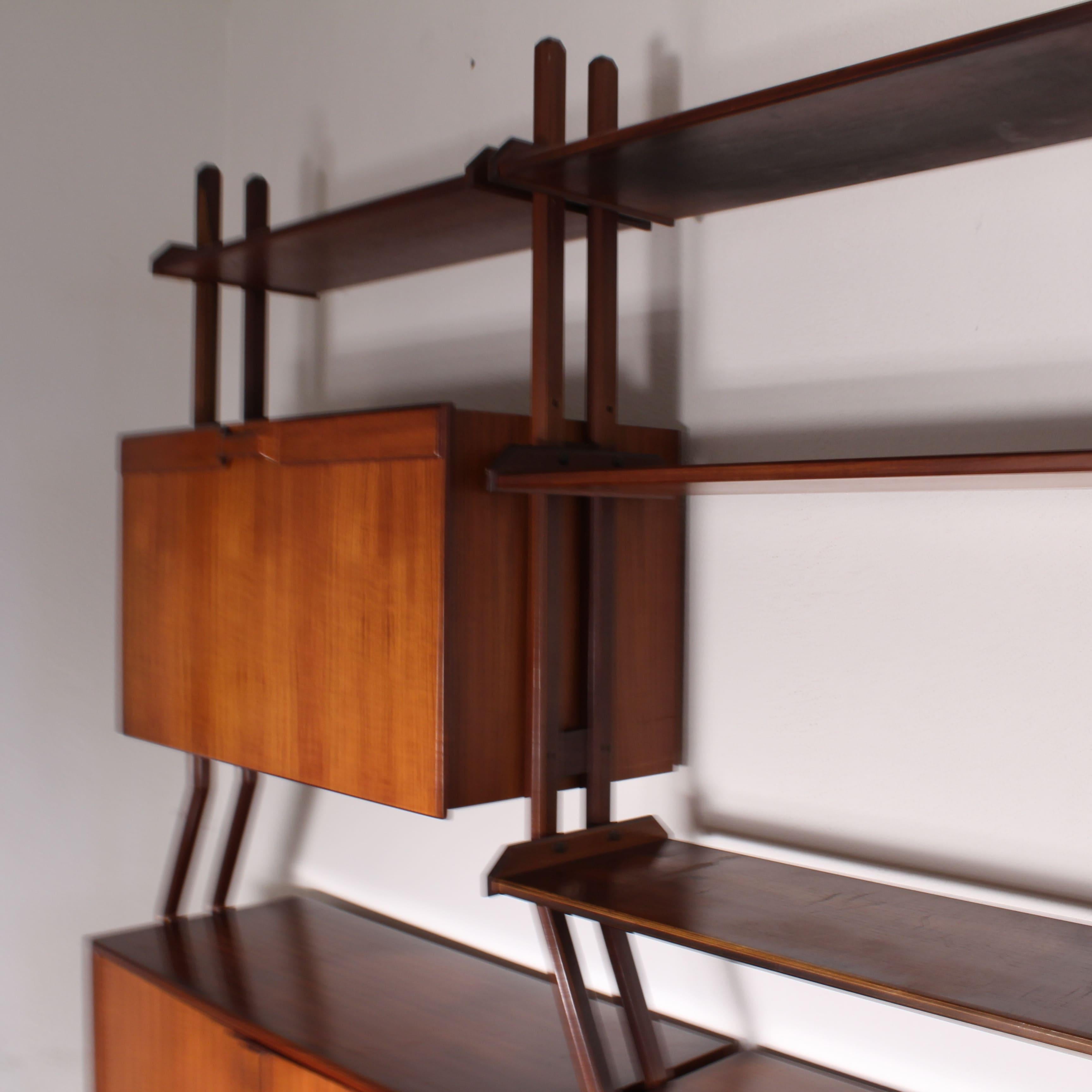 Free-standing wooden bookcase, Manifattura Italiana, 1960 In Good Condition For Sale In Milano, Lombardia