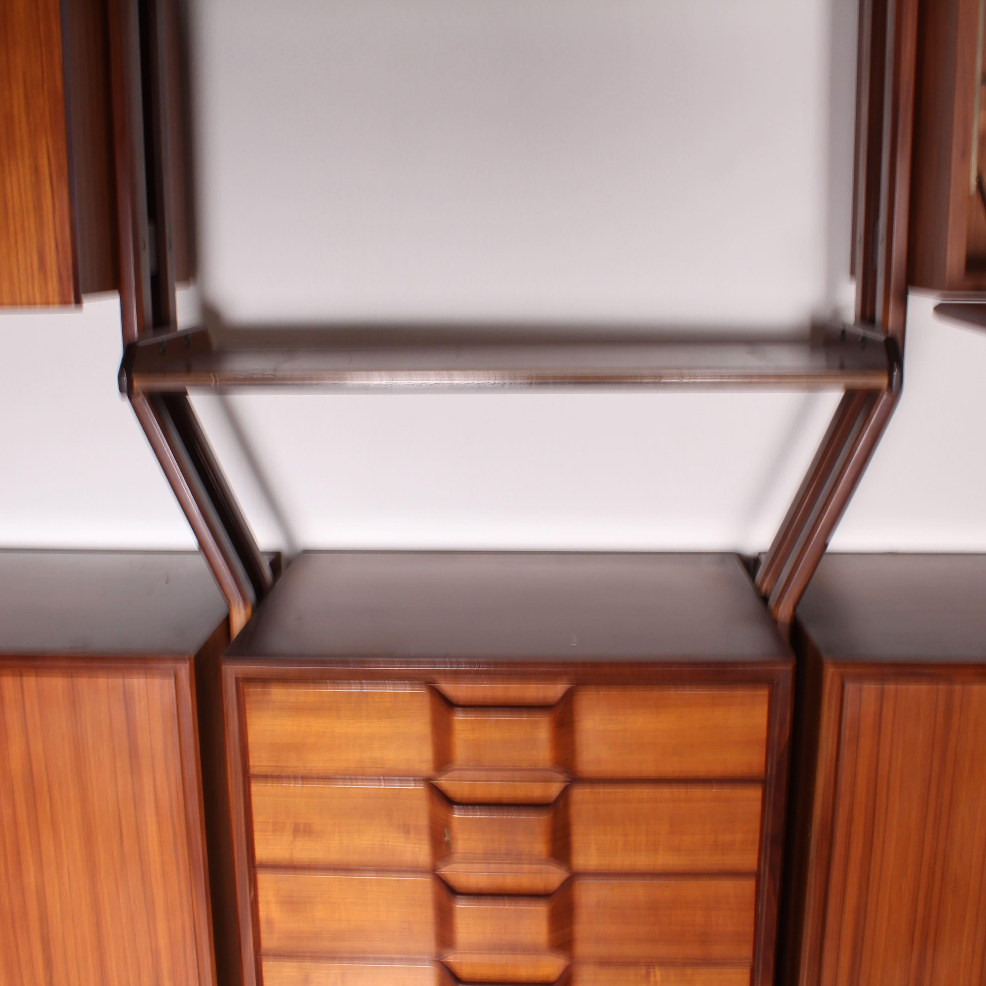Free-standing wooden bookcase, Manifattura Italiana, 1960 For Sale 1