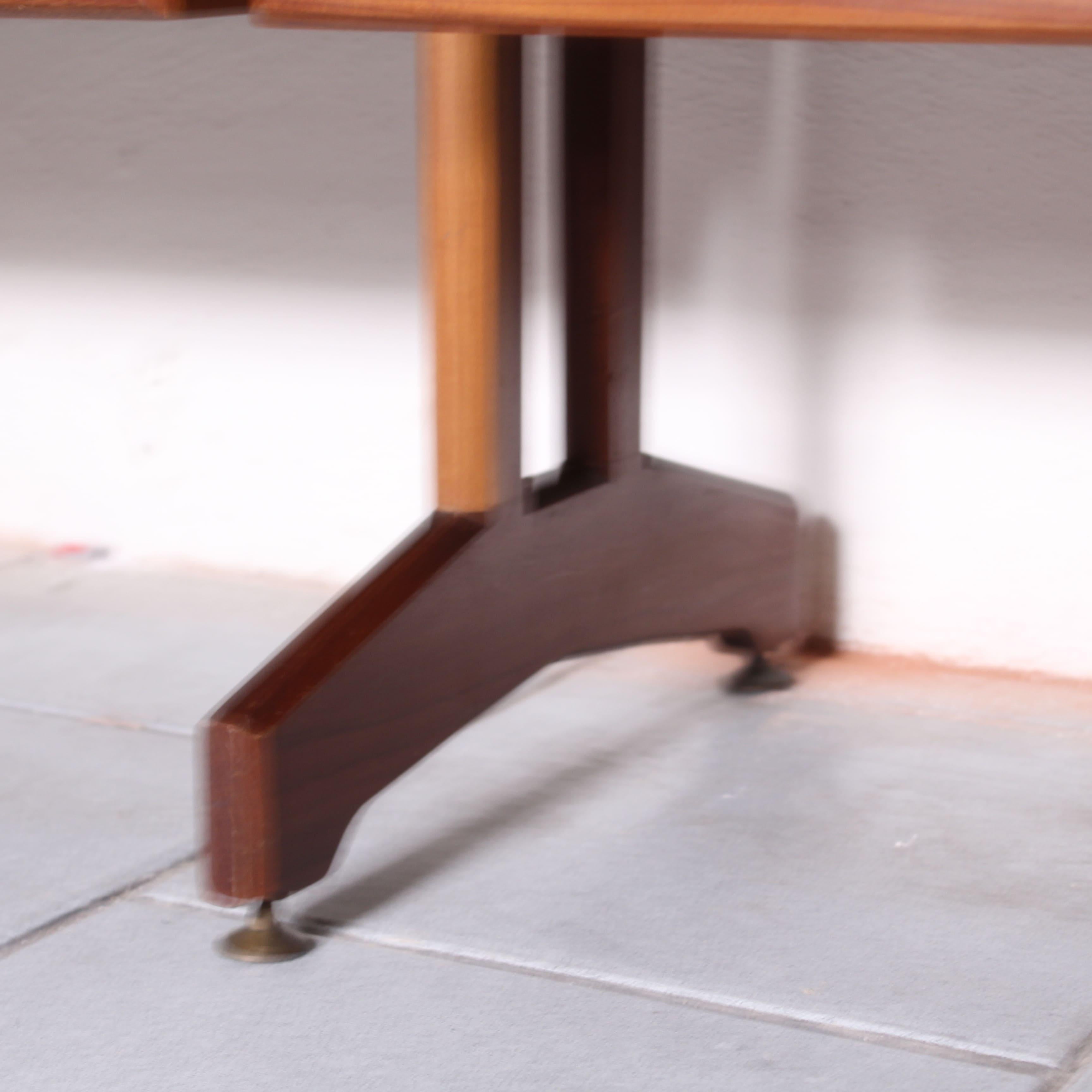 Free-standing wooden bookcase, Manifattura Italiana, 1960 For Sale 2