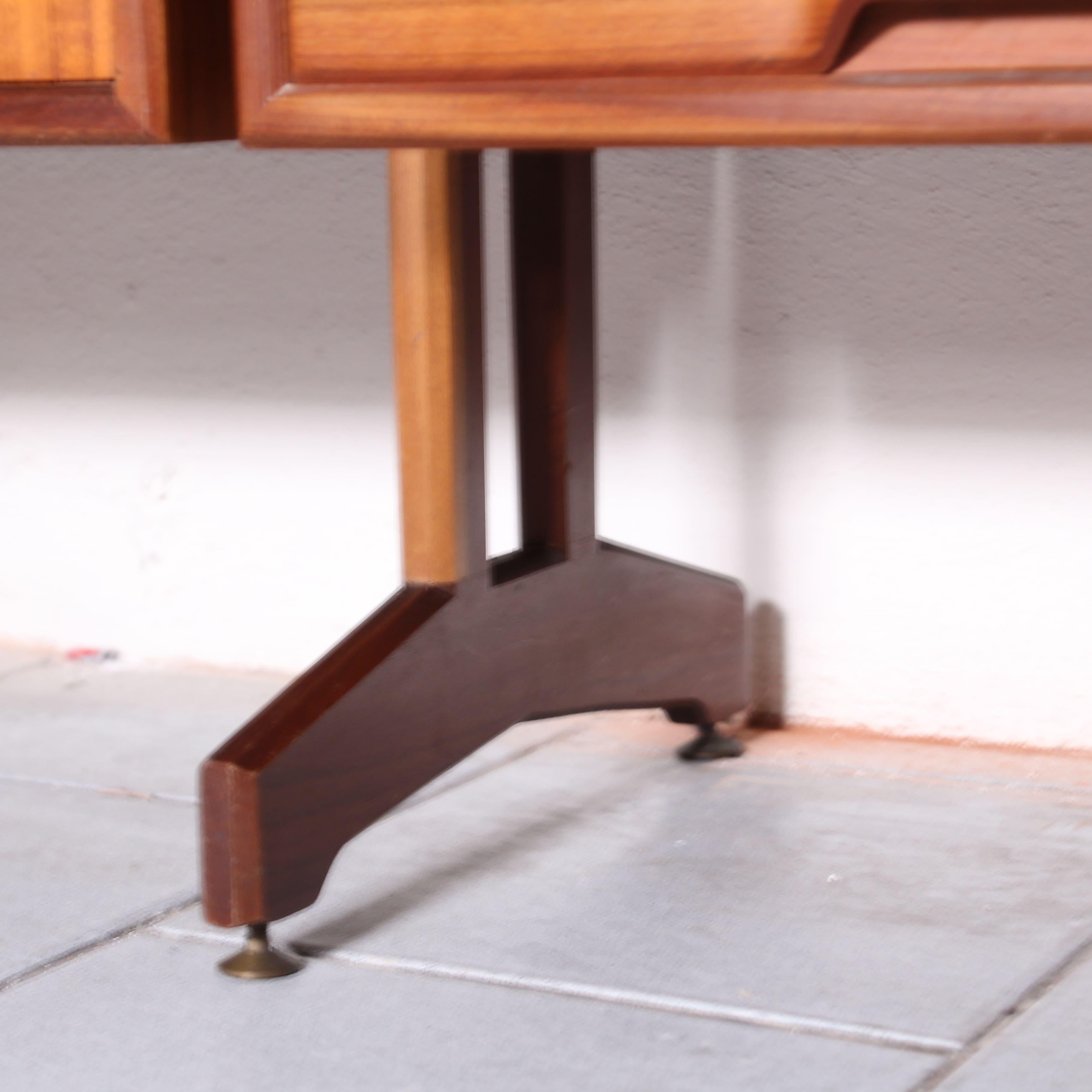 Free-standing wooden bookcase, Manifattura Italiana, 1960 For Sale 3