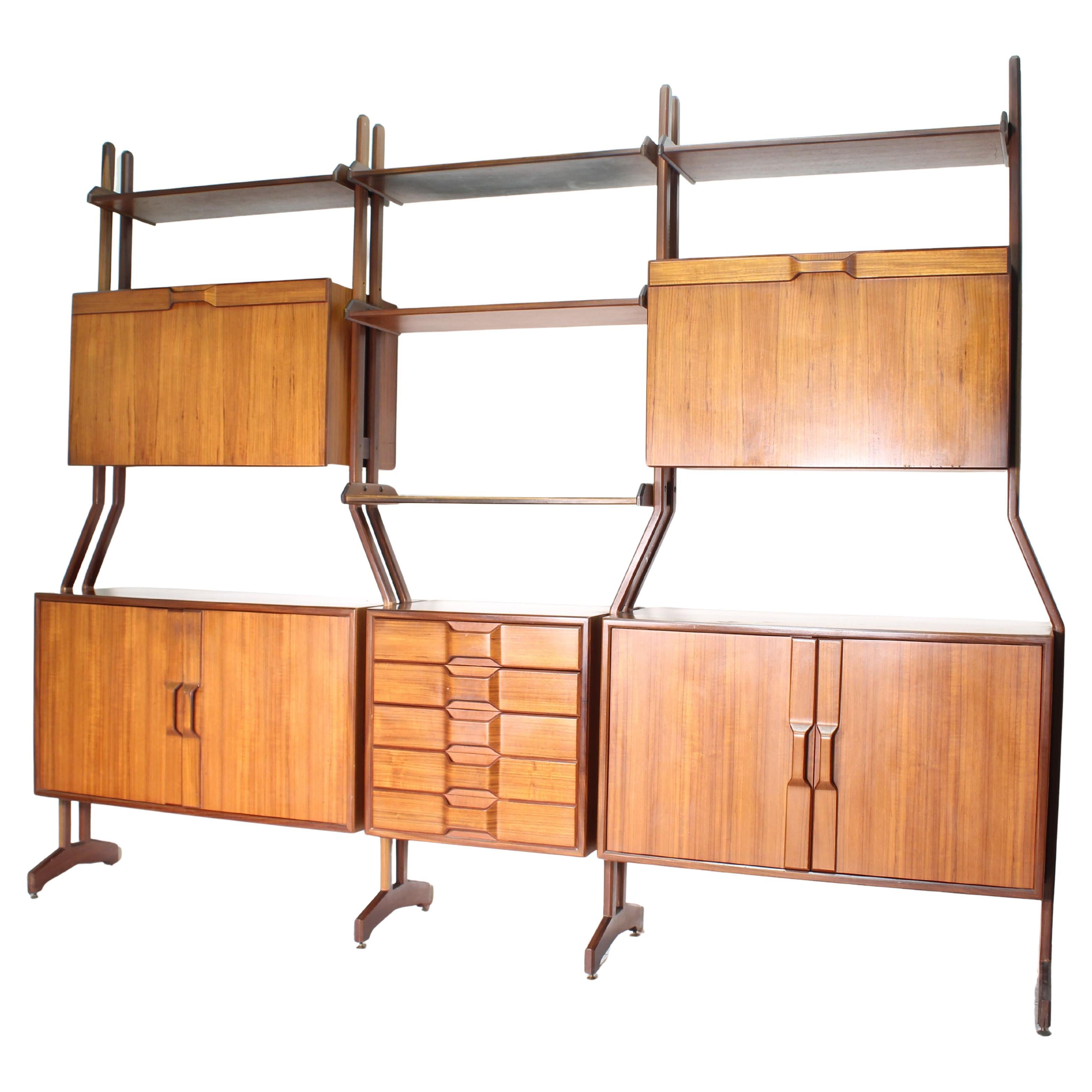 Free-standing wooden bookcase, Manifattura Italiana, 1960 For Sale