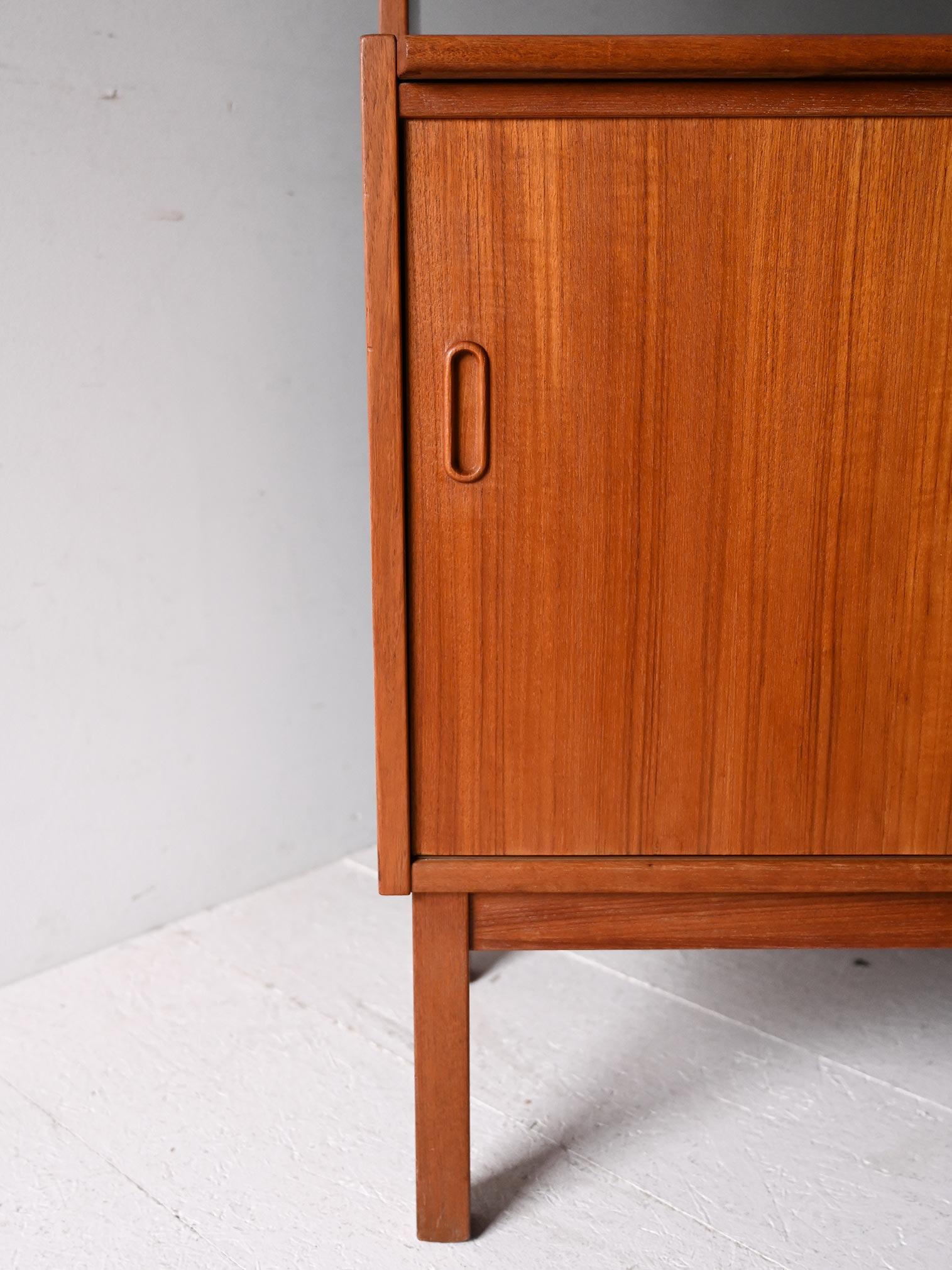 Libreria in teak scandinava vintage con scrivania a scomparsa 2