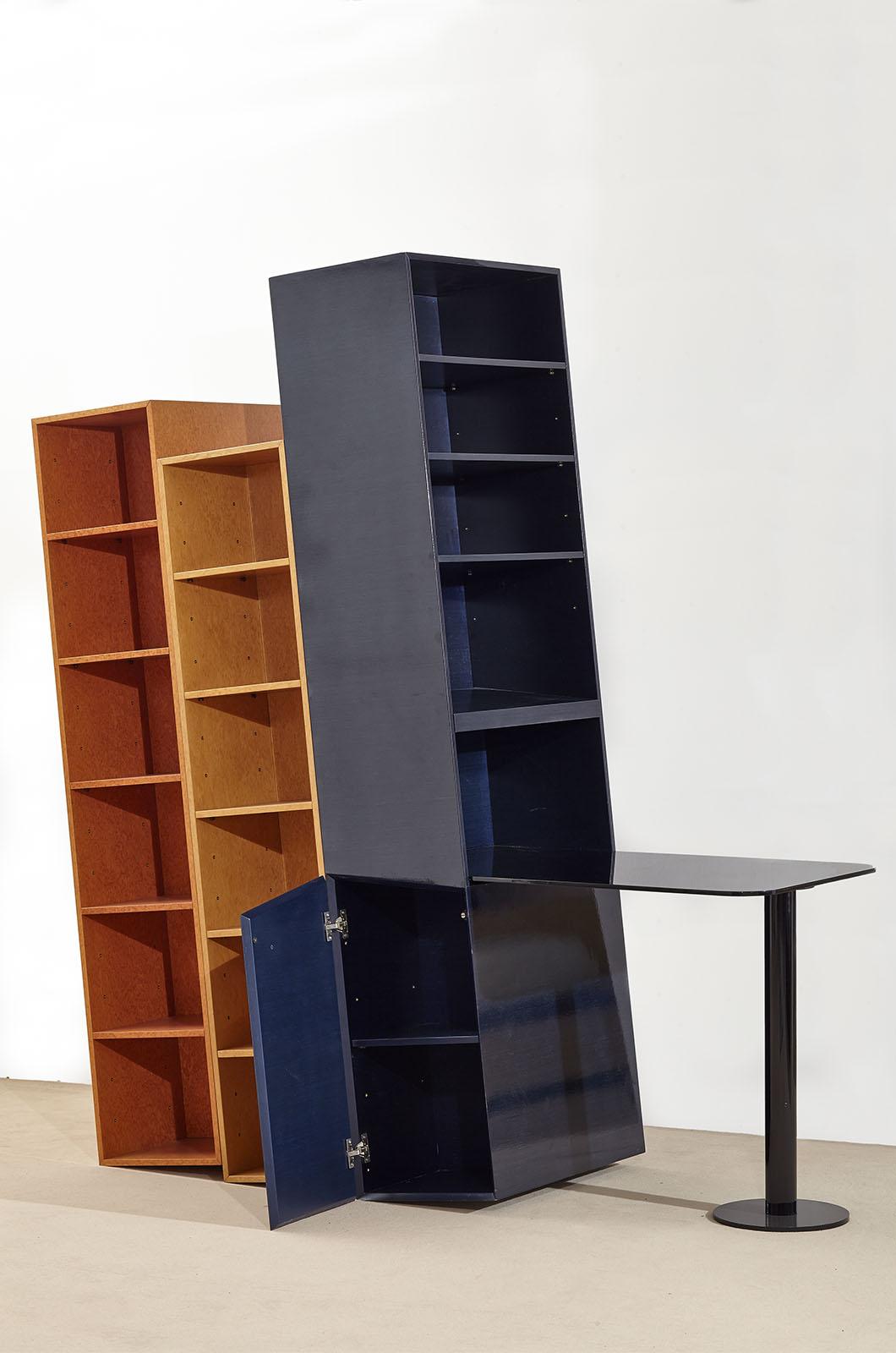 Das betreffende Produkt ist als 1. Muster gekennzeichnet und wird mit einem Echtheitszertifikat verkauft. Kampa ist ein dreiteiliges Bücherregal mit Tisch, das von Ettore Sottsass im Rahmen der von Post Design produzierten und im April 2000 in der