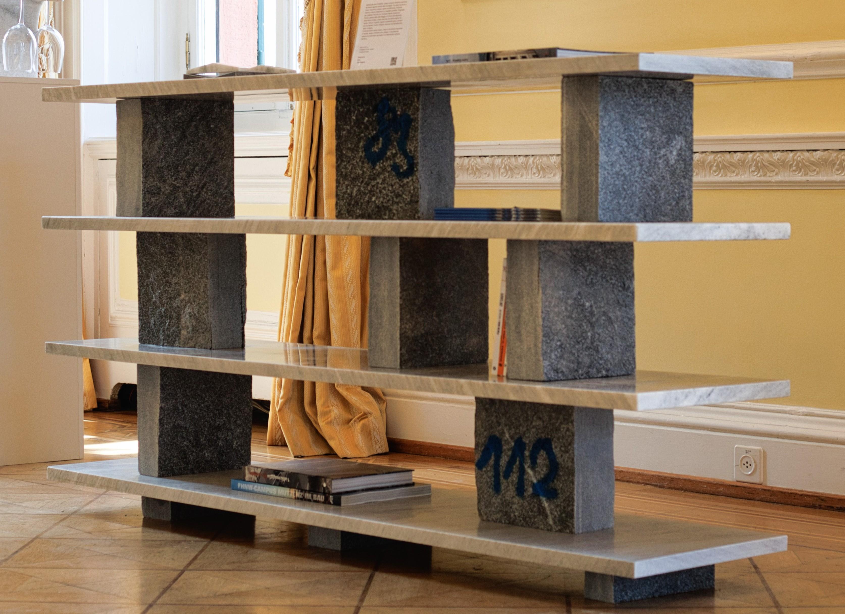 Librería Lavizzara - Estantería escultórica de mármol y granito Escandinavo moderno en venta