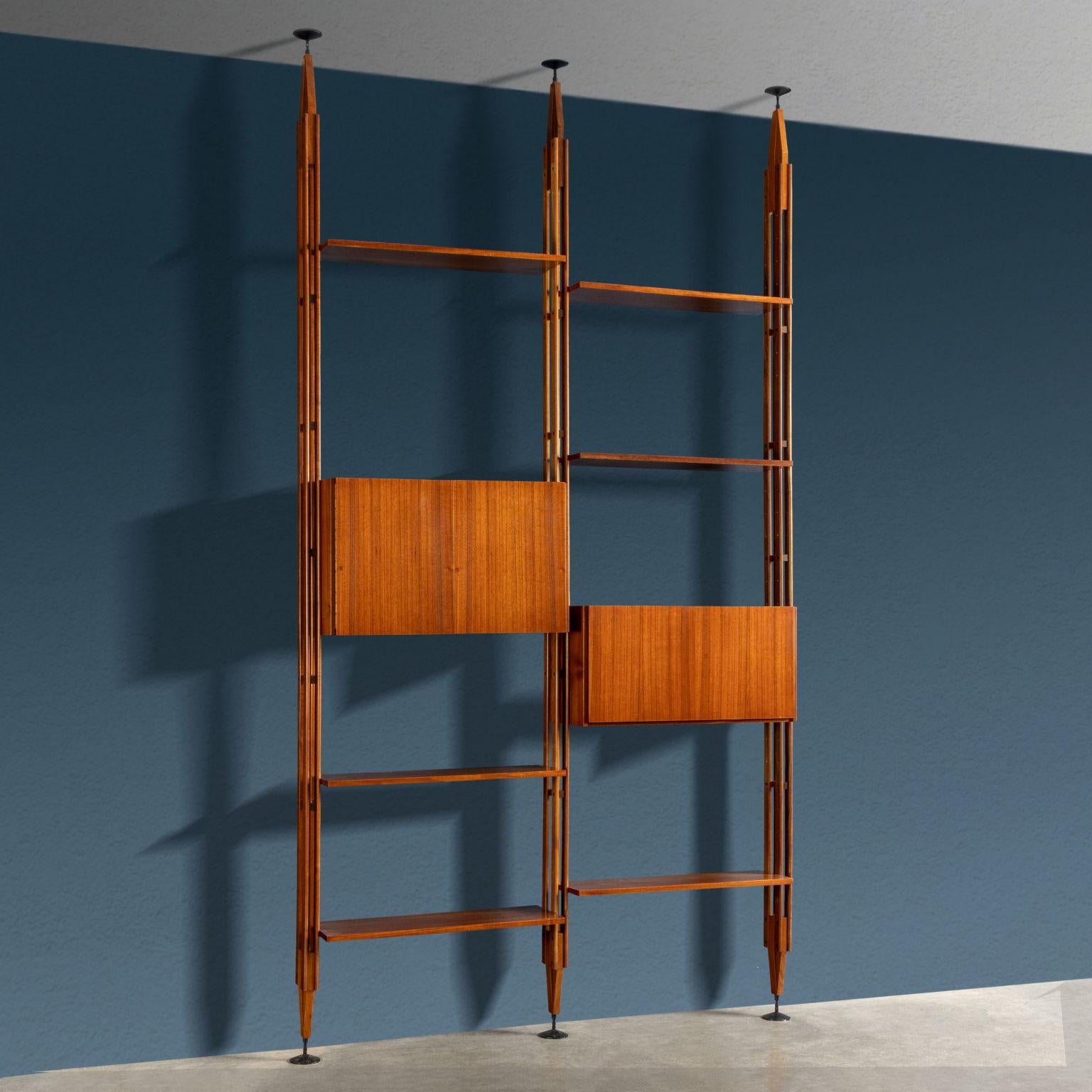 Iconica libreria a soffitto, fruibile anche da centro, modello 'LB7', disegnata da Franco Albini e prodotta da Poggi a partire dalla fine degli anni '50.
La libreria presenta due campate con montanti in legno massello di teak fissati a pressione tra