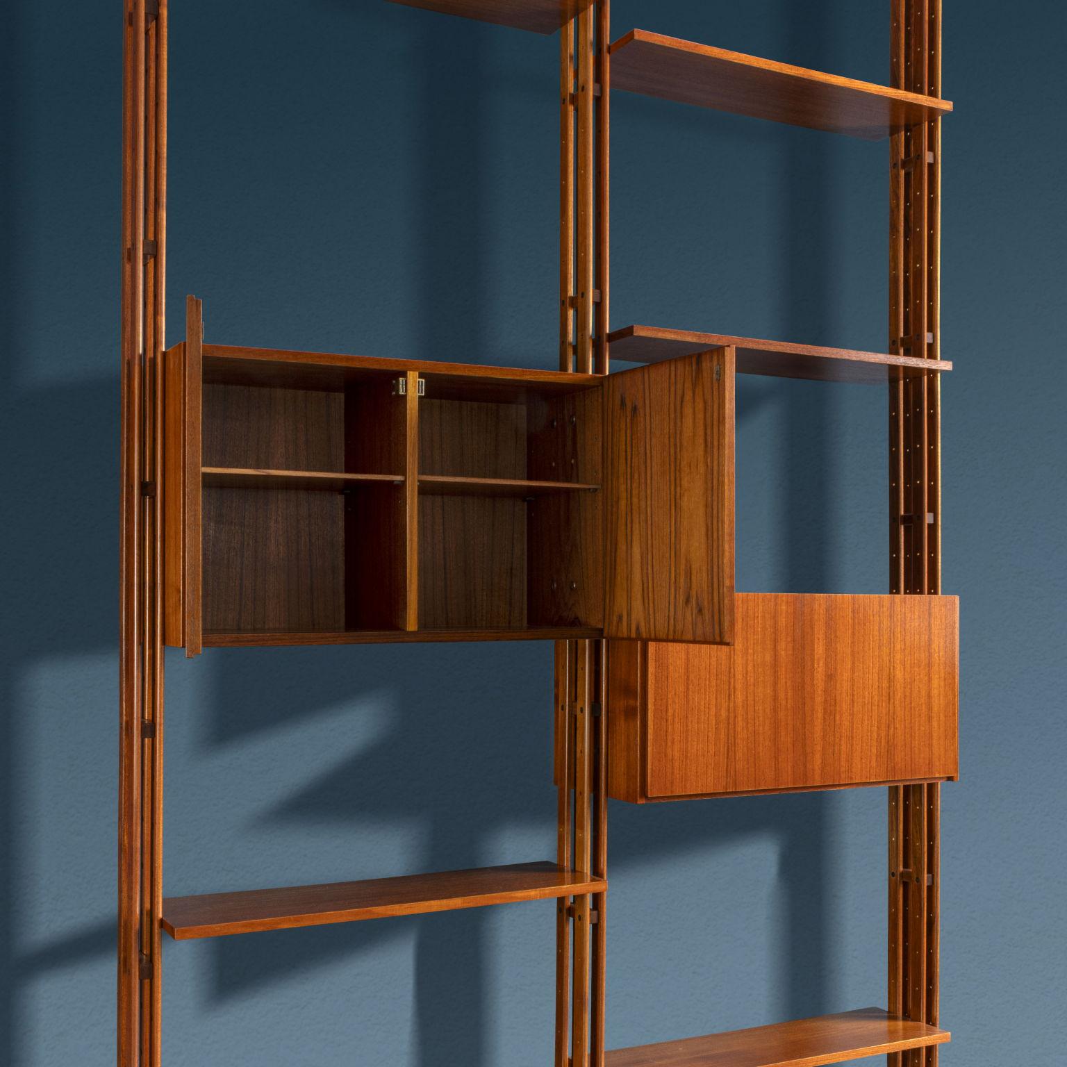 Mid-Century Modern Two-bay 'LB7' bookcase Franco Albini for Poggi 1960s For Sale