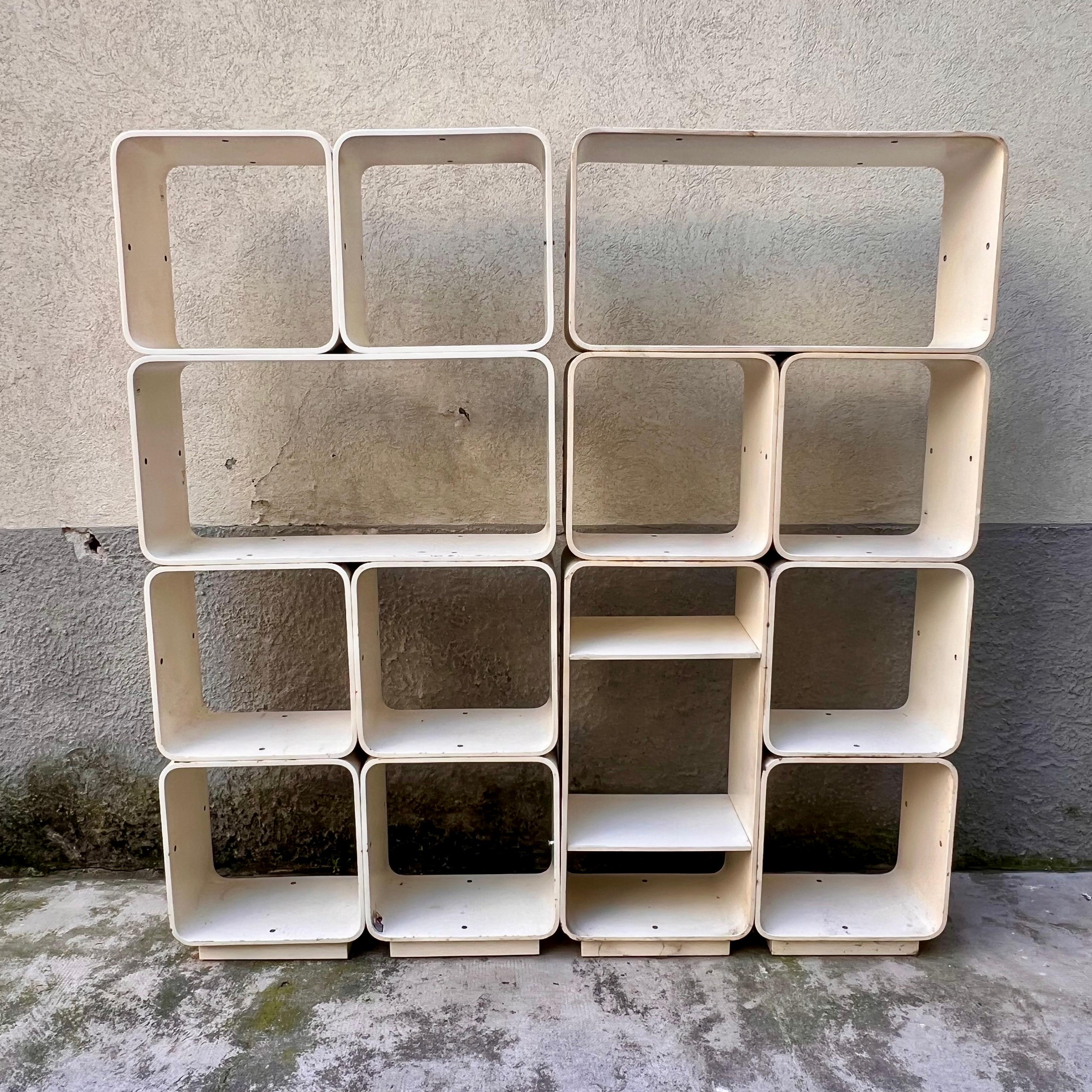 La librería fotográfica, atribuida a Carlo De Carli, producida por Fiarm en los años 70 del siglo XX, está compuesta por dos cuerpos distintos, pero ofrece la posibilidad de unirlos en un solo elemento. Está hecha con módulos rectangulares y