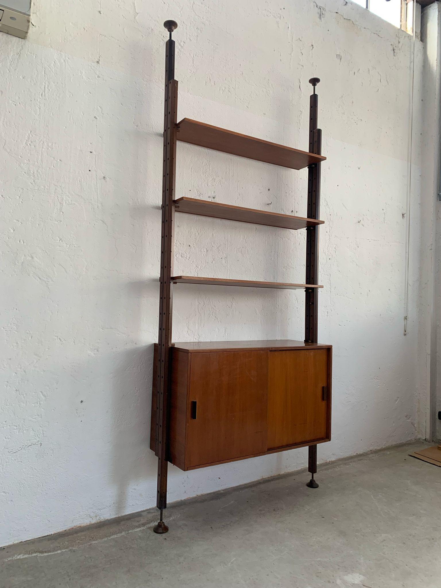 Teak modular bookcase by Leonardo Fiori, produced by Isa in the 60s, Italy

Beautiful bookcase made of teak wood and metal joints, one with a compartment and three shelves (modifiable as desired).
Adjustable height.
This modular design offers