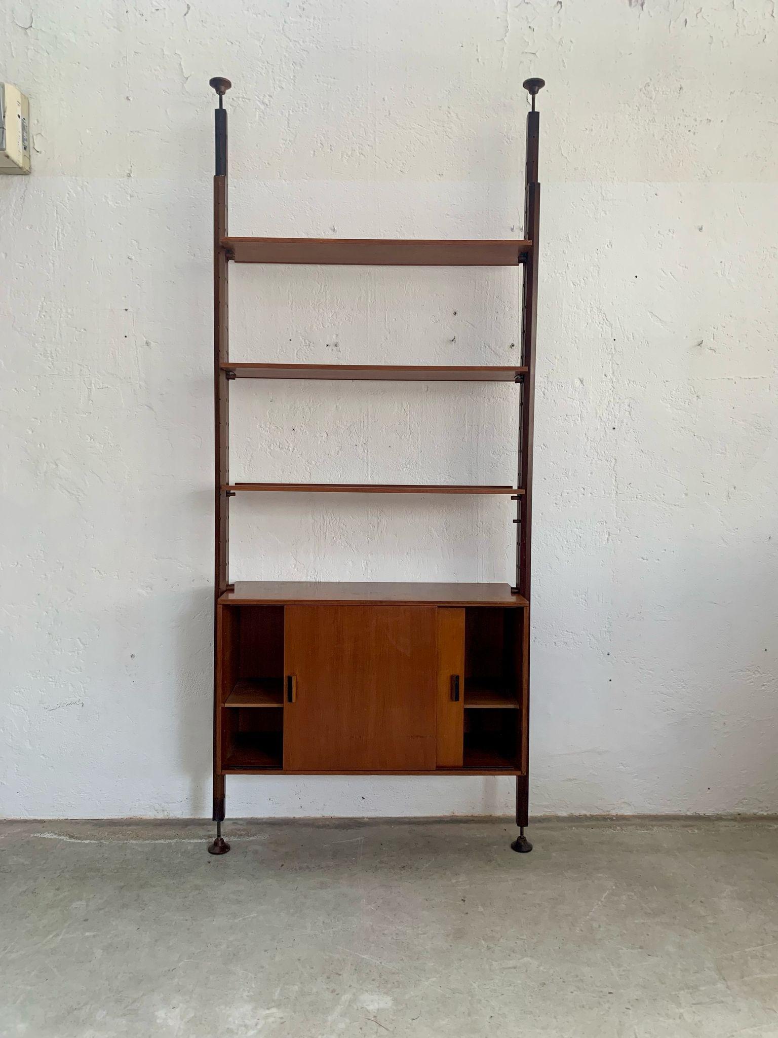 Modular teak bookcase by Leonardo Fiori, produced by Isa, 1960s, Italy In condizioni buone in vendita a Milano, IT