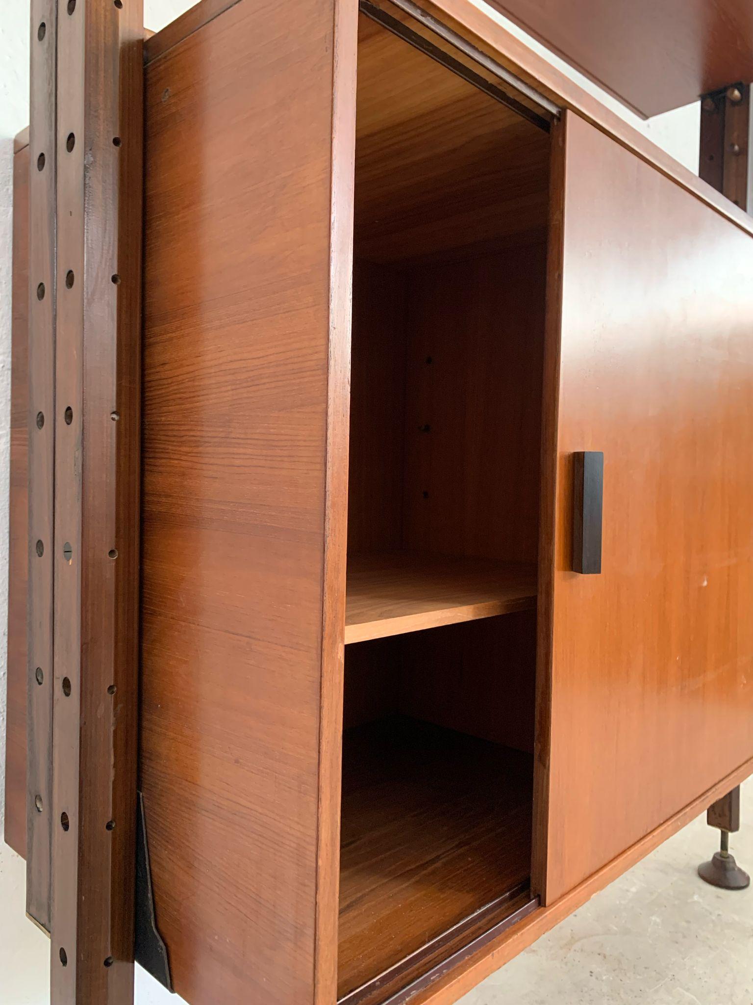 Mid-20th Century Modular teak bookcase by Leonardo Fiori, produced by Isa, 1960s, Italy in vendita