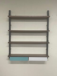 Libreria pensile anni '60 con ripiani e cassettini