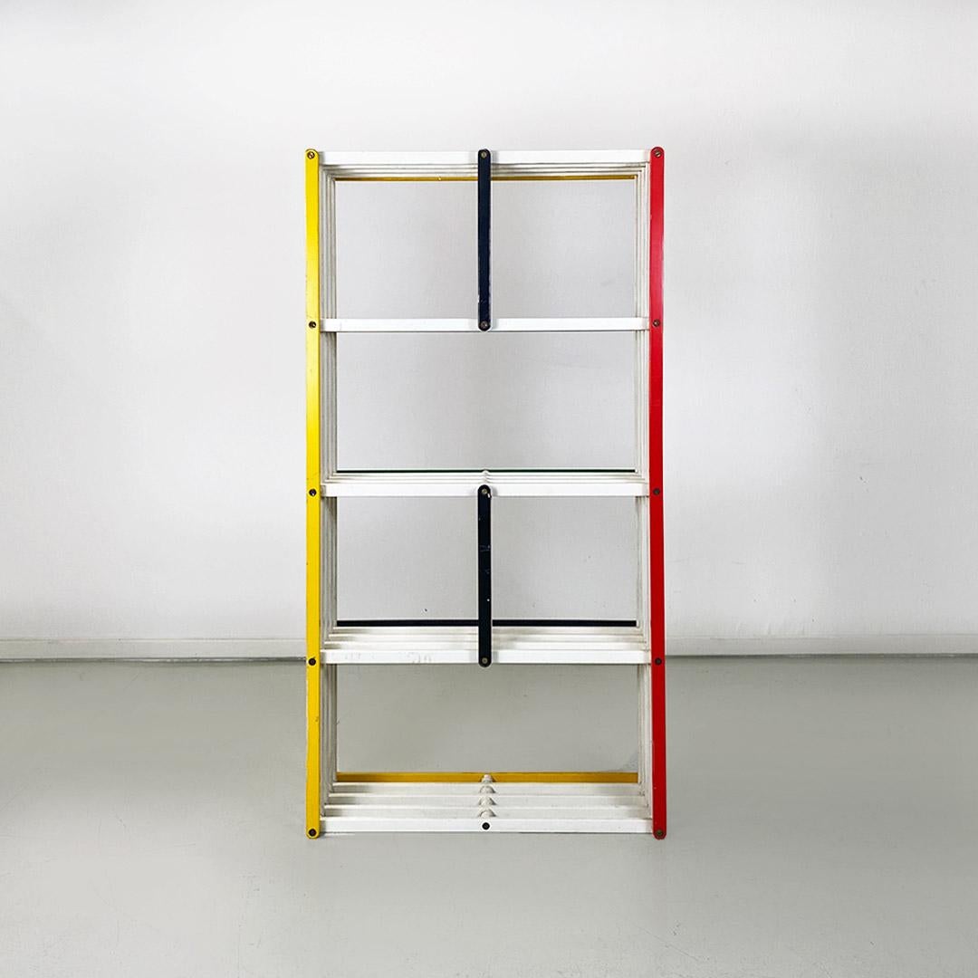 Folding and self-supporting bookcase, modern Italian, by Pool Shop ca. 1980. For Sale 7