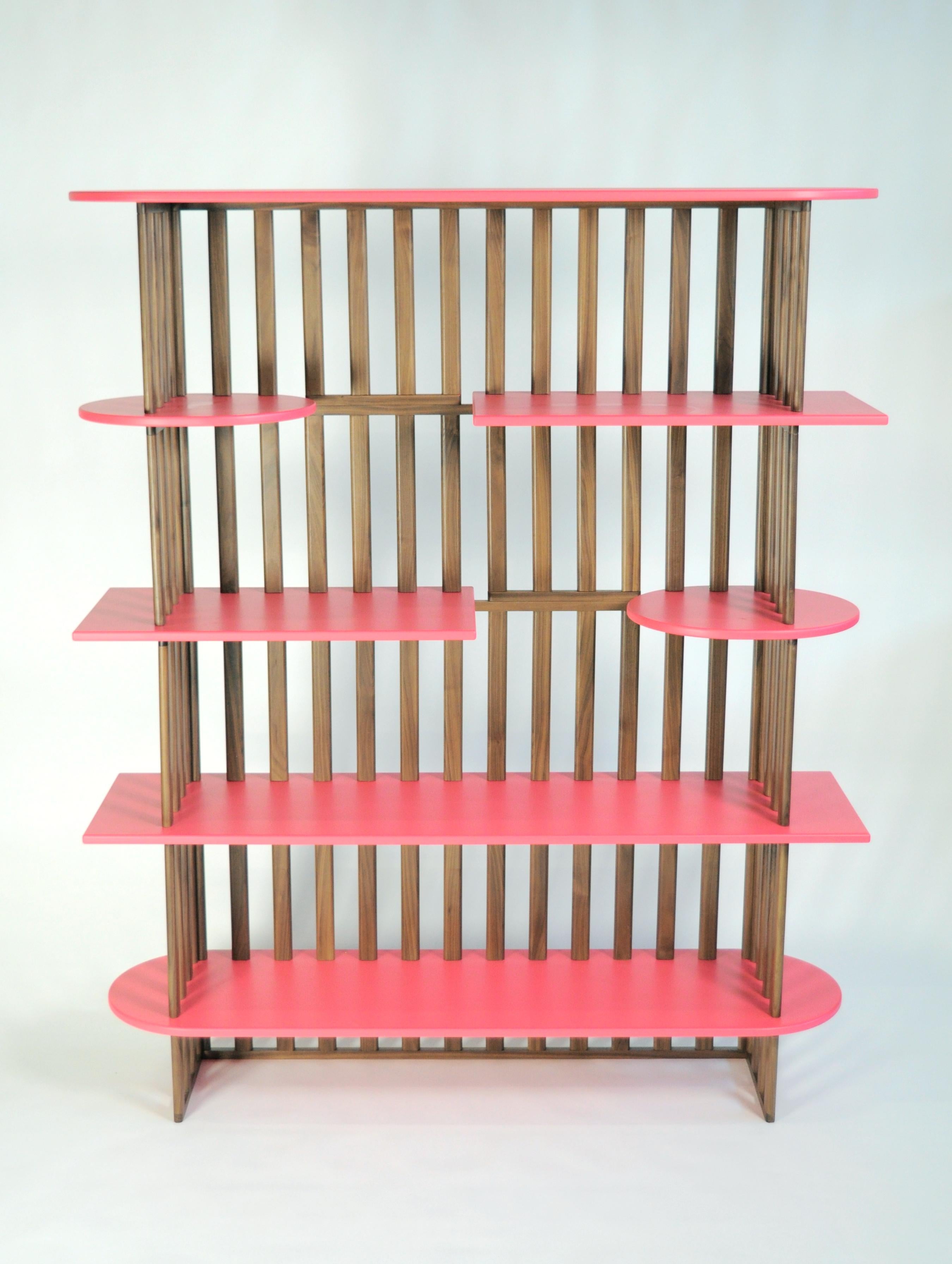 Bücherregal aus der Kollektion Lido. 5 ovale und rechteckige Einlegeböden aus kratzfest lackiertem MDF, Dicke 19 mm, Beine aus massivem Nussbaum Canaletto. Maße H183xB150xT40cm.
Erhältlich in verschiedenen Kombinationen und Größen. Erhältlich in
