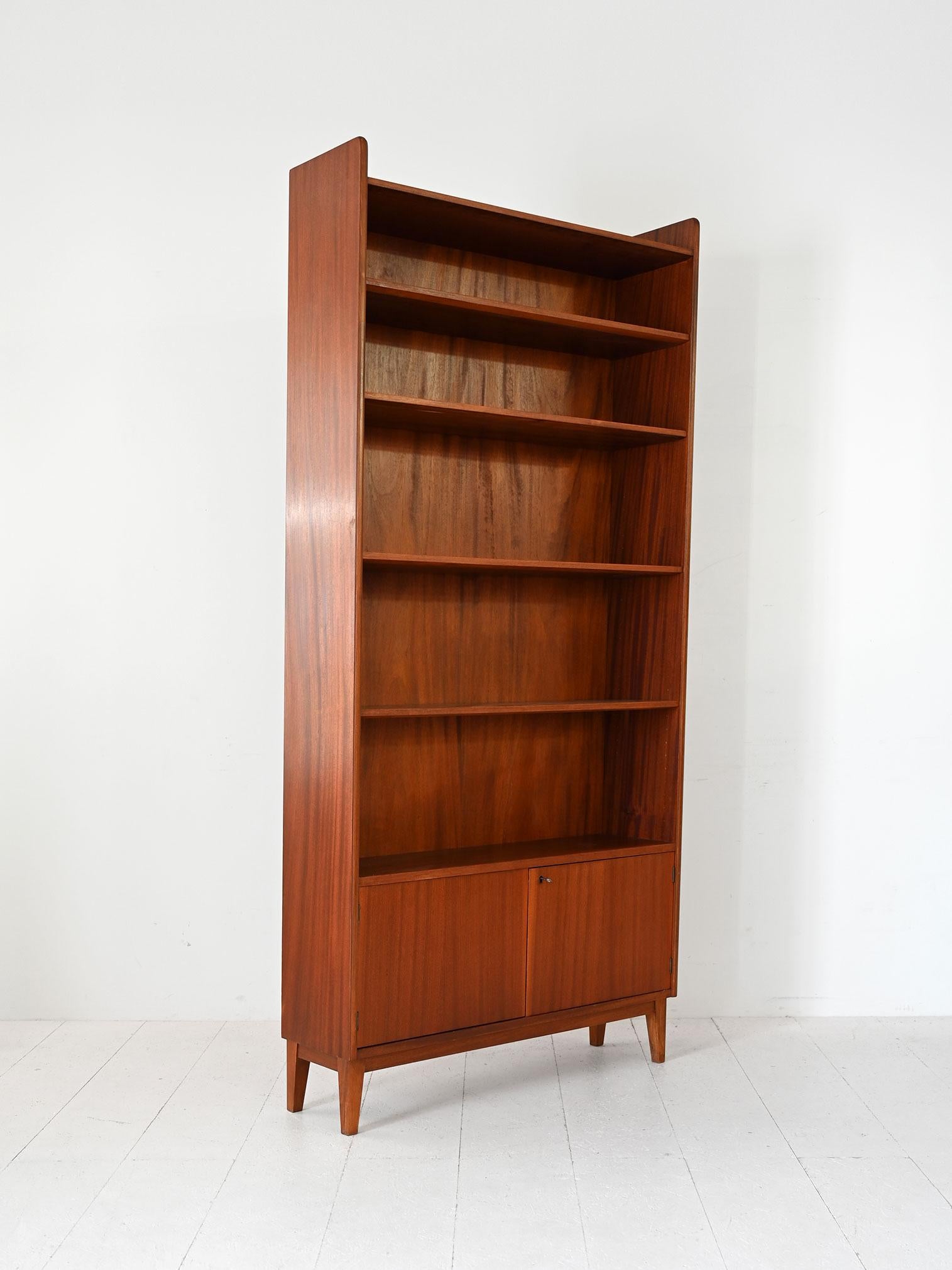 Libreria scandinava a parete in teak, fine anni '50 In Good Condition In Brescia, IT