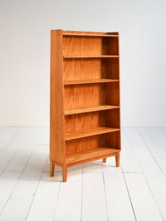 Skandinavisches Bücherregal aus massiver Kiefer aus den 1950er Jahren