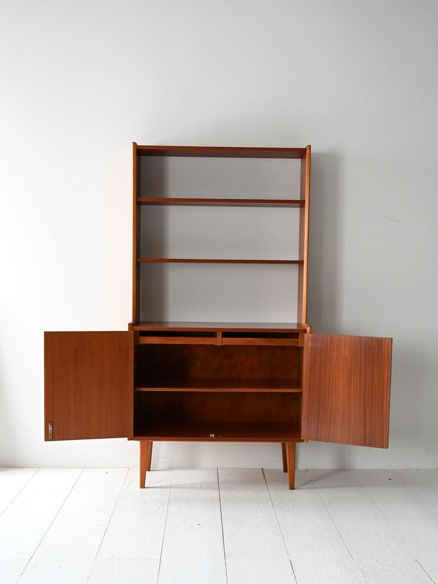 Libreria scandinava anni ’60 con ante e mensole (Skandinavische Moderne) im Angebot