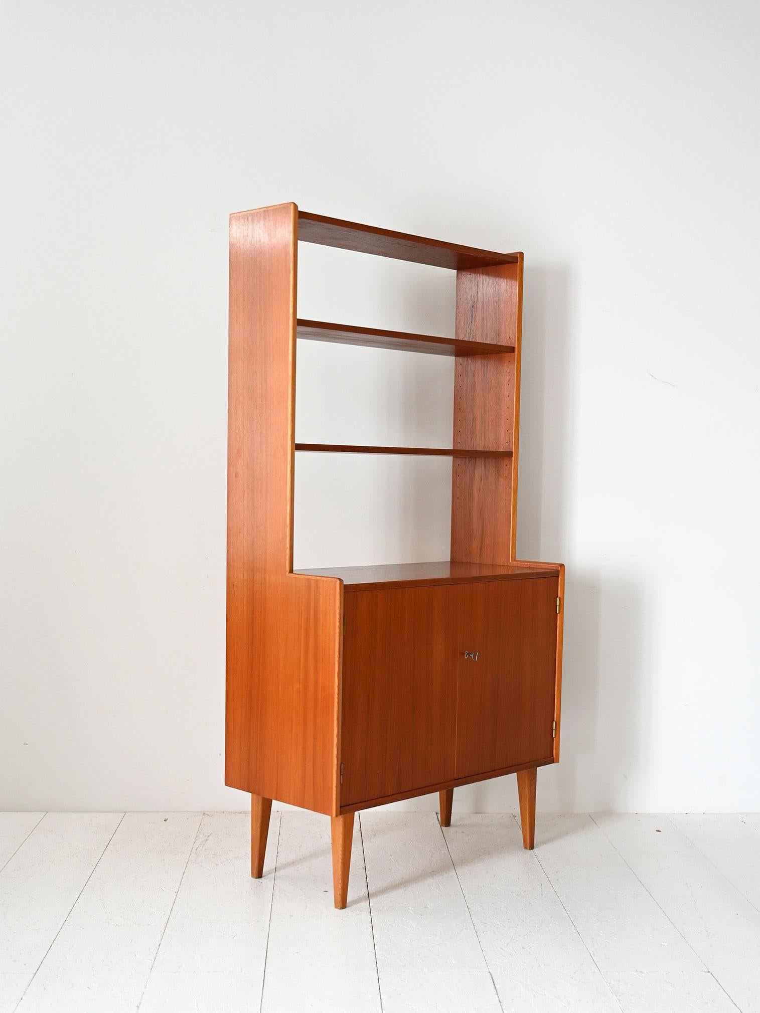 Libreria scandinava anni ’60 con ante e mensole (Scandinavian) im Angebot