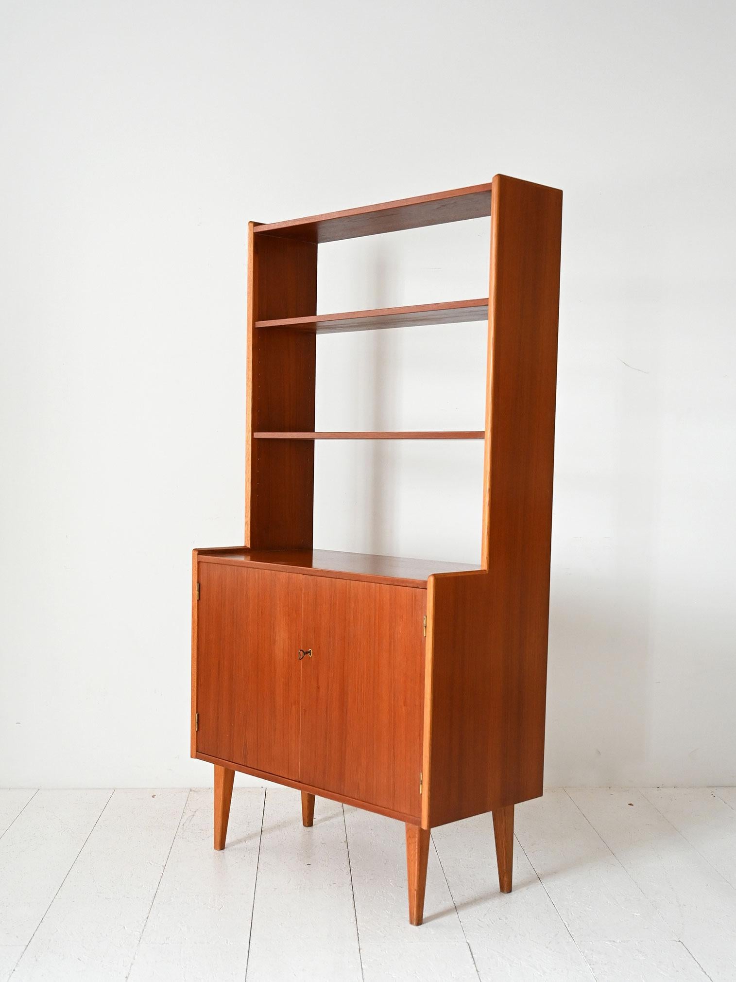 Libreria scandinava anni ’60 con ante e mensole im Zustand „Gut“ im Angebot in Brescia, IT