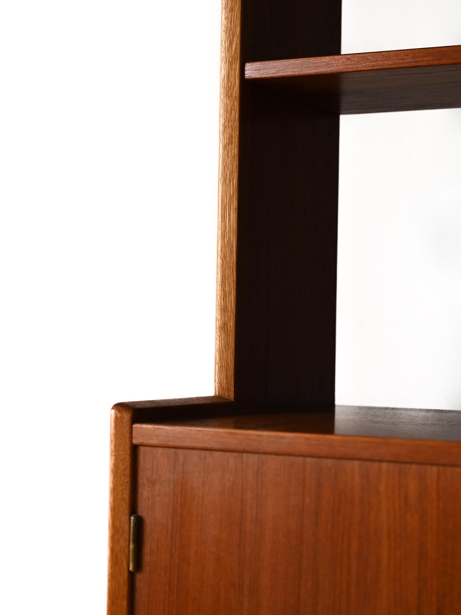 Libreria scandinava anni ’60 con ante e mensole (Mid-20th Century) im Angebot