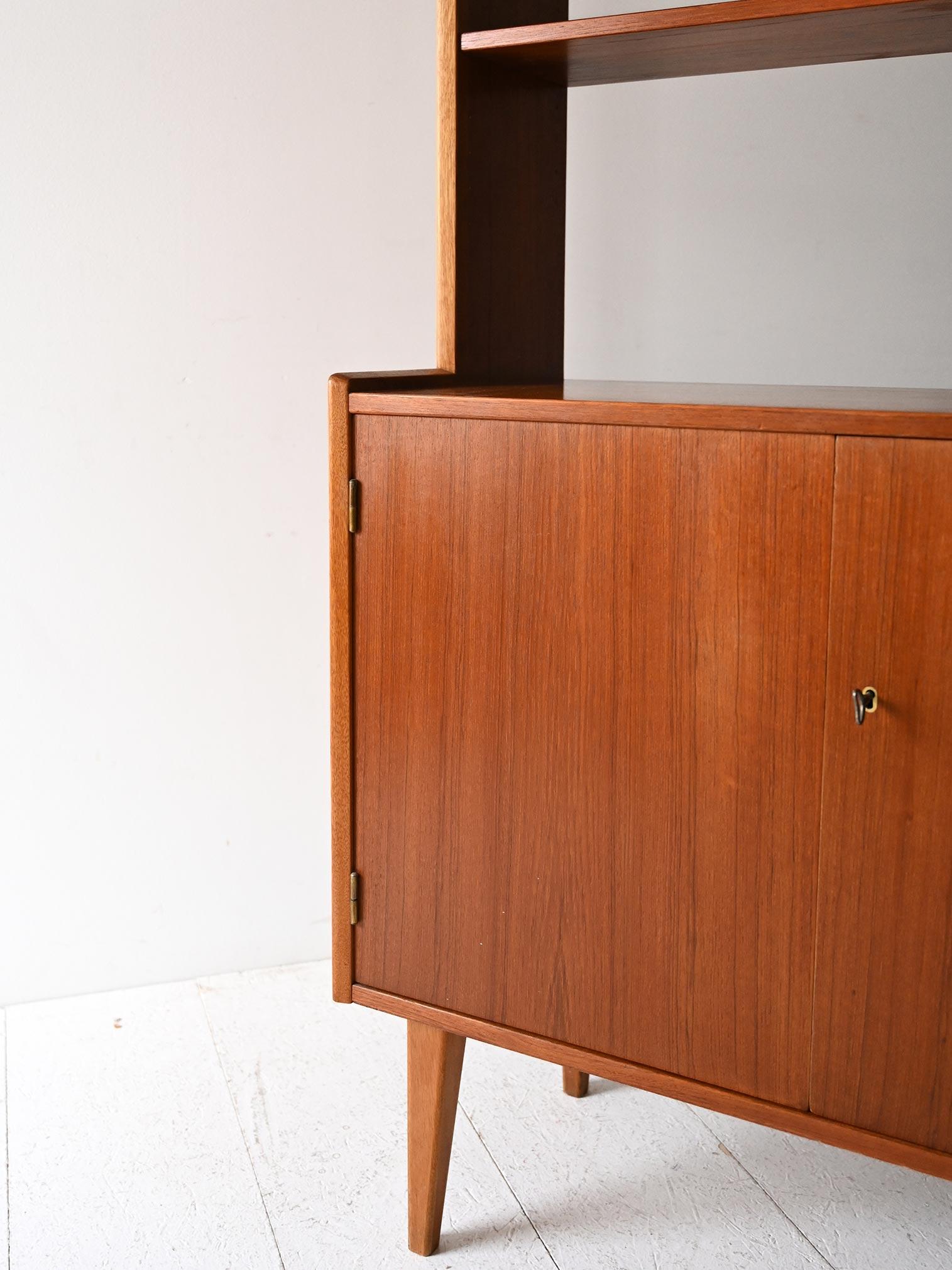 Libreria scandinava anni ’60 con ante e mensole (Teakholz) im Angebot