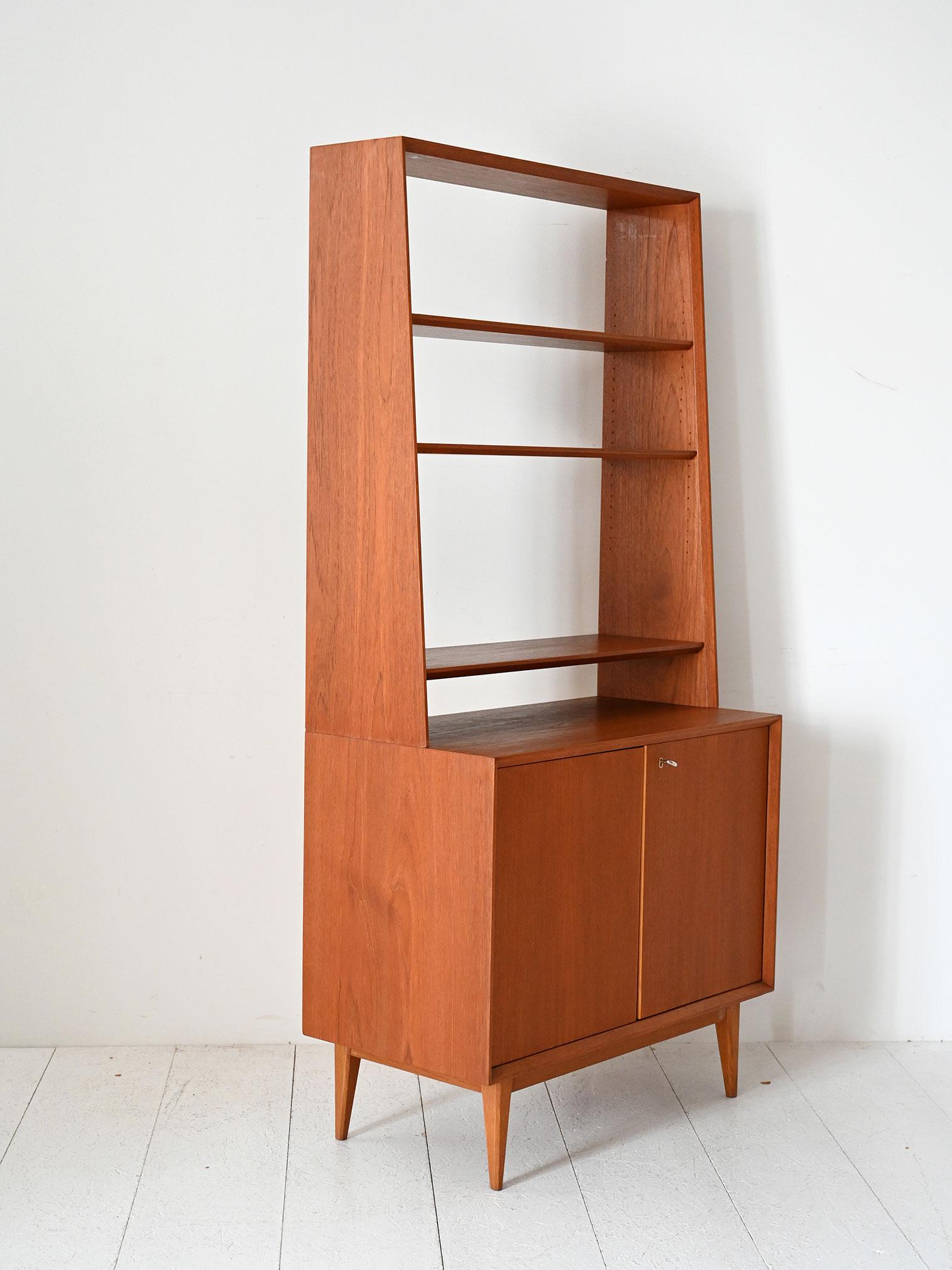 Scandinavian 1960s teak bookcase with storage compartment In Good Condition For Sale In Brescia, IT