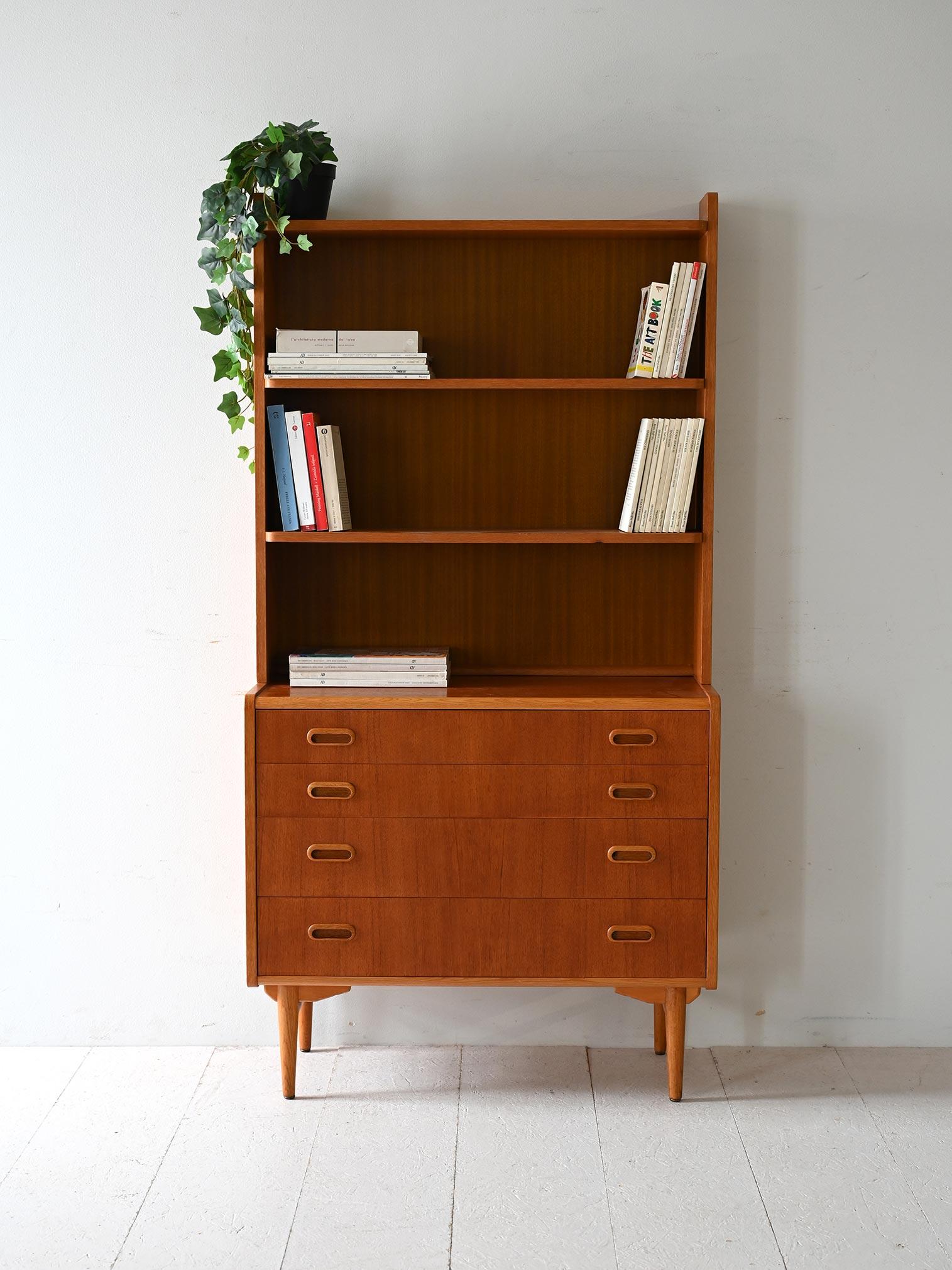 Cadre en teck bicolore, lignes épurées et fonctionnelles. Un meuble des années 1950/60 au design sobre mais plein de caractère.

Bibliothèque vintage fabriquée par JHM Tehnult, modèle 'Sonett', datant des années 1950/60. Réalisé en teck bicolore, il