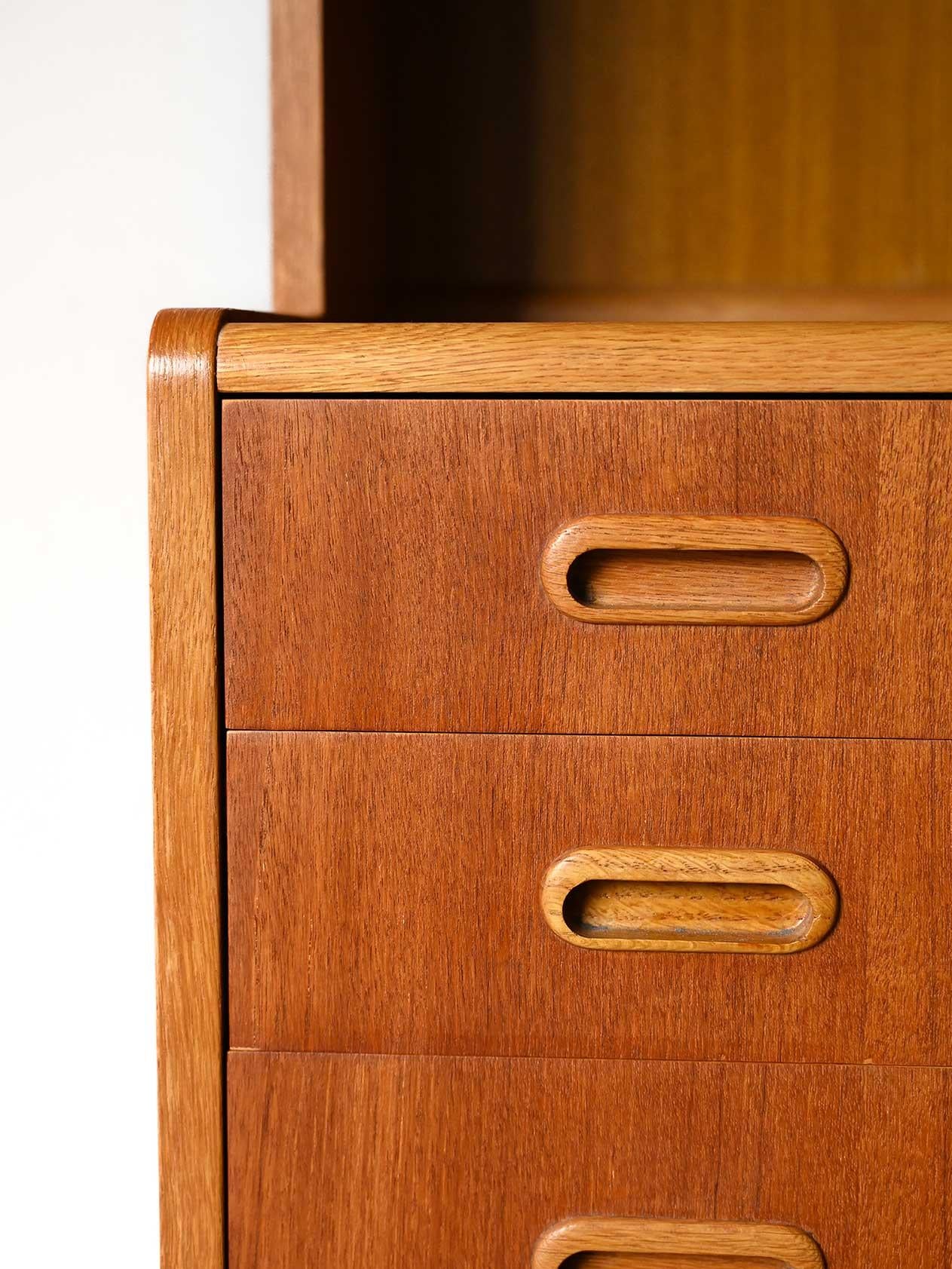 Mid-20th Century Bibliothèque scandinave avec tiroirs et étagères en vente
