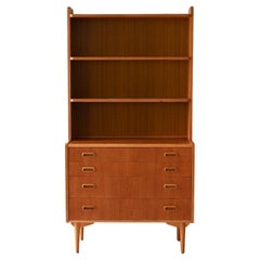 Skandinavisches Bücherregal mit Schubladen und Fächern