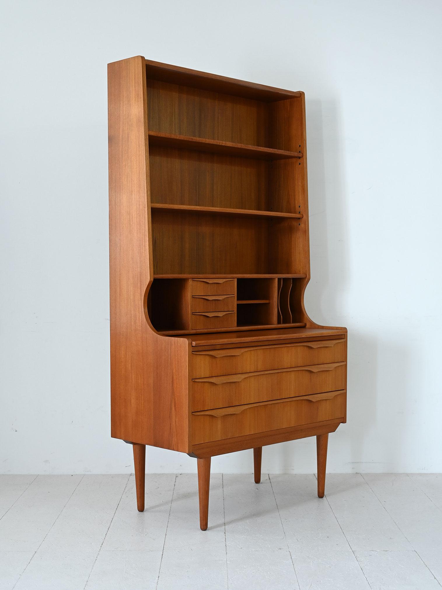 Scandinavian bookcase with foldaway desk In Good Condition For Sale In Brescia, IT