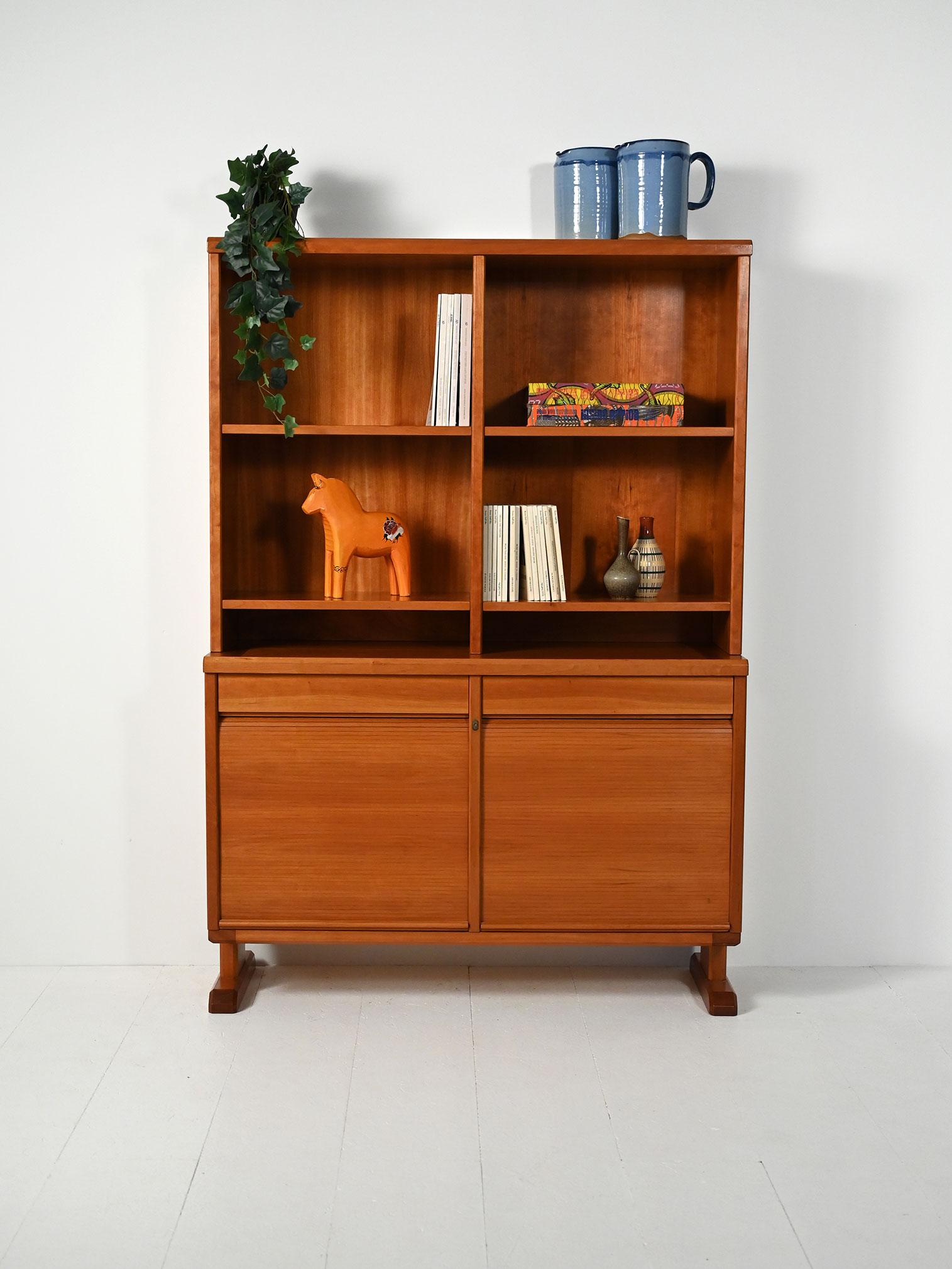 Libreria scandinava in rovere con sideboard ad ante serranda e libreria con mensole a vista.

La partie supérieure du Mobil est composée d'une habitation à l'année, caractérisée par une série de fenêtres ouvertes. Queste mensole sono ideali per