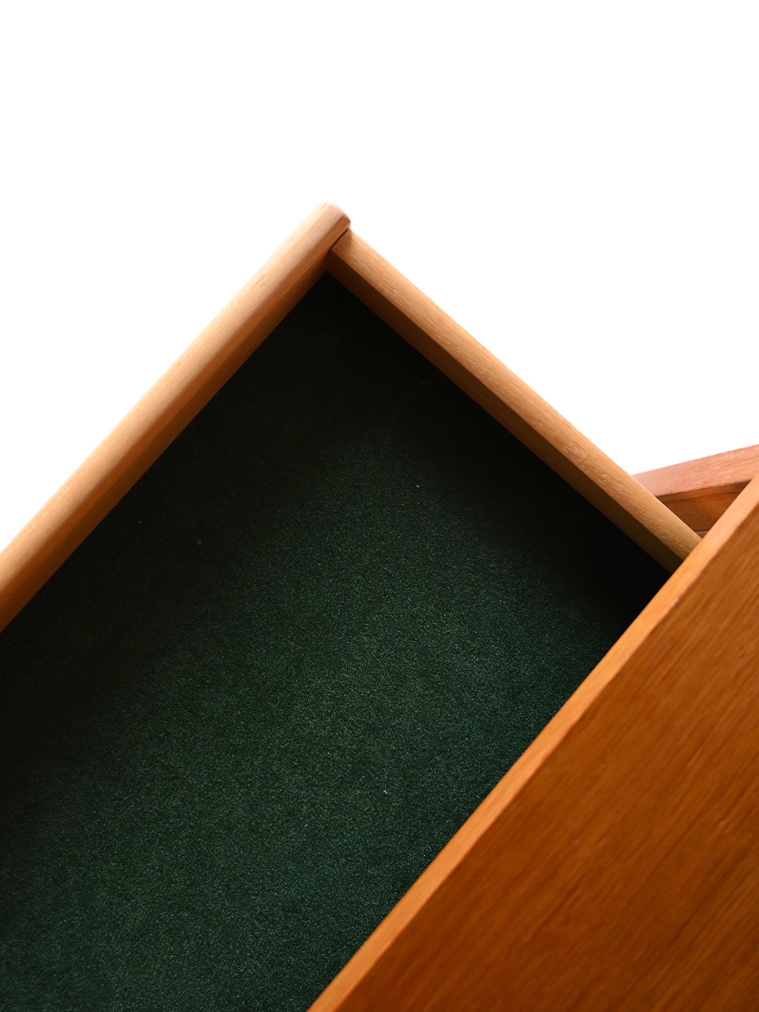 Skandinavisches Bücherregal mit Stauraum im Angebot 3