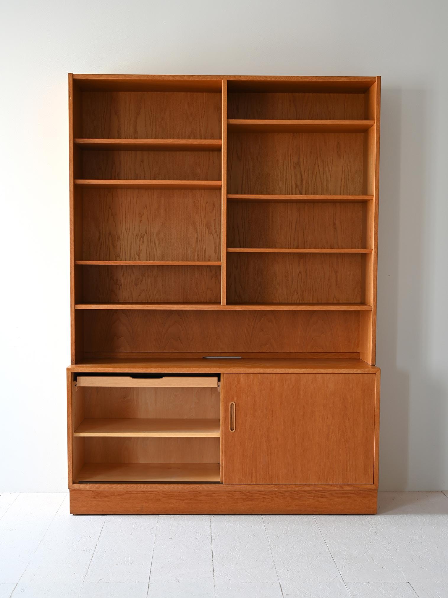Skandinavisches Bücherregal mit Stauraum (Skandinavische Moderne) im Angebot