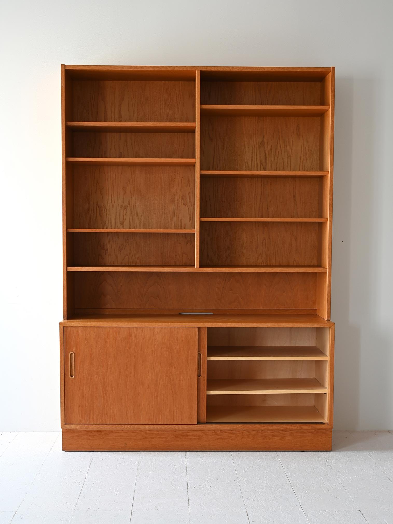 Skandinavisches Bücherregal mit Stauraum (Scandinavian) im Angebot