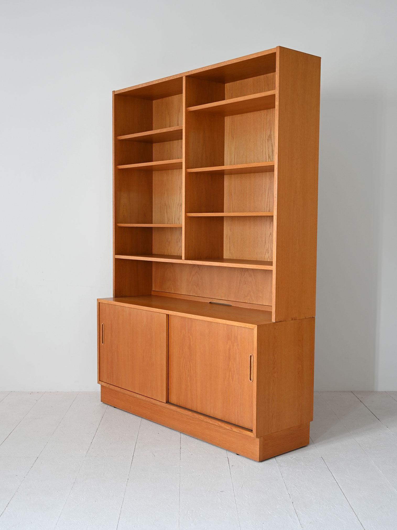 Skandinavisches Bücherregal mit Stauraum (Mid-20th Century) im Angebot