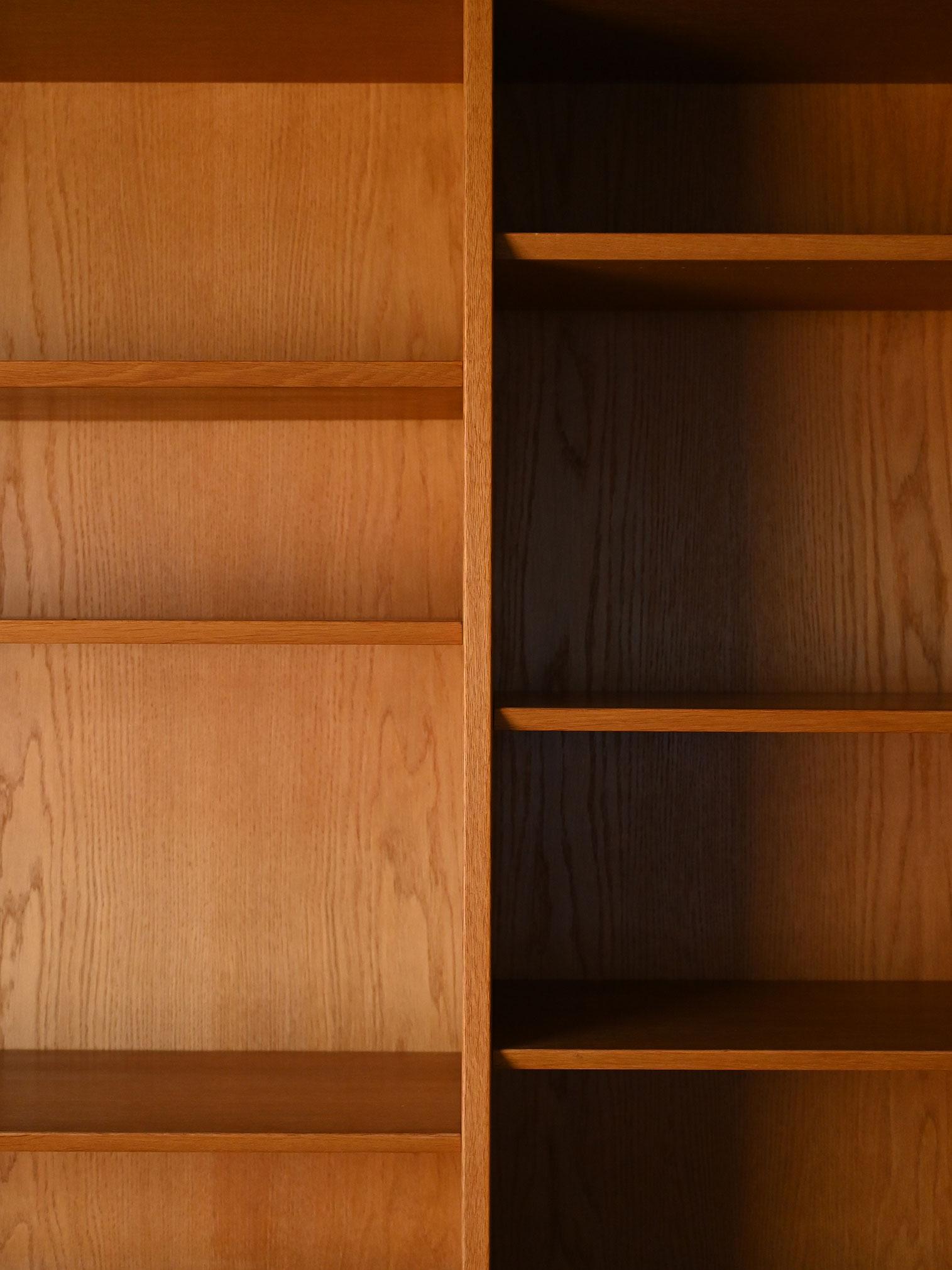 Skandinavisches Bücherregal mit Stauraum im Angebot 1