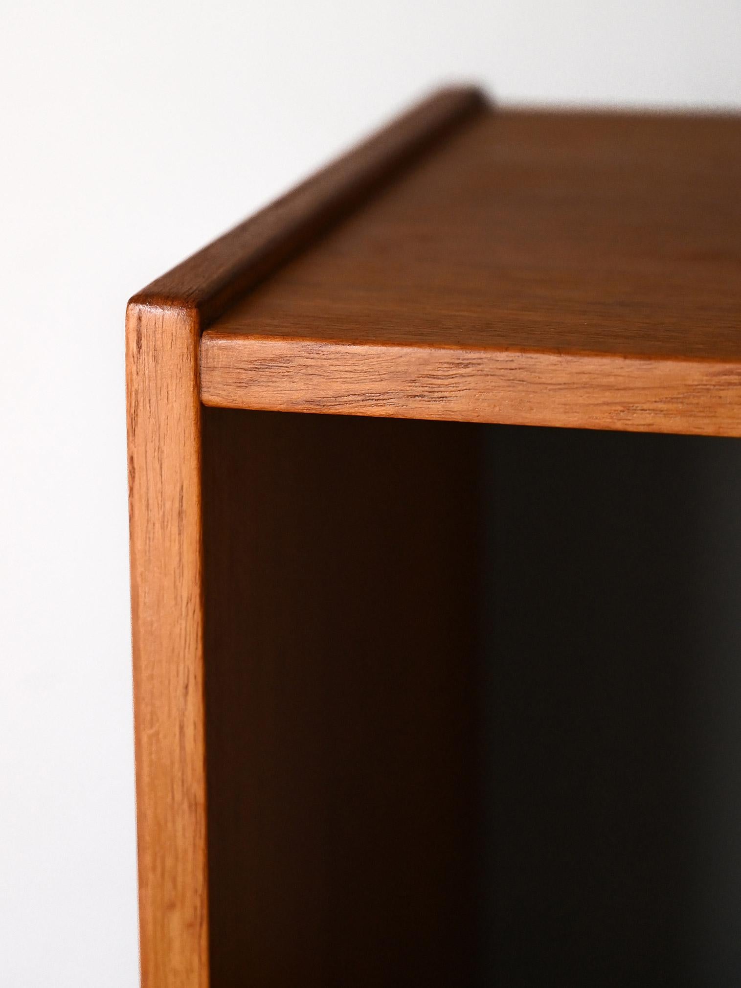 Scandinavian bookcase In Good Condition In Brescia, IT
