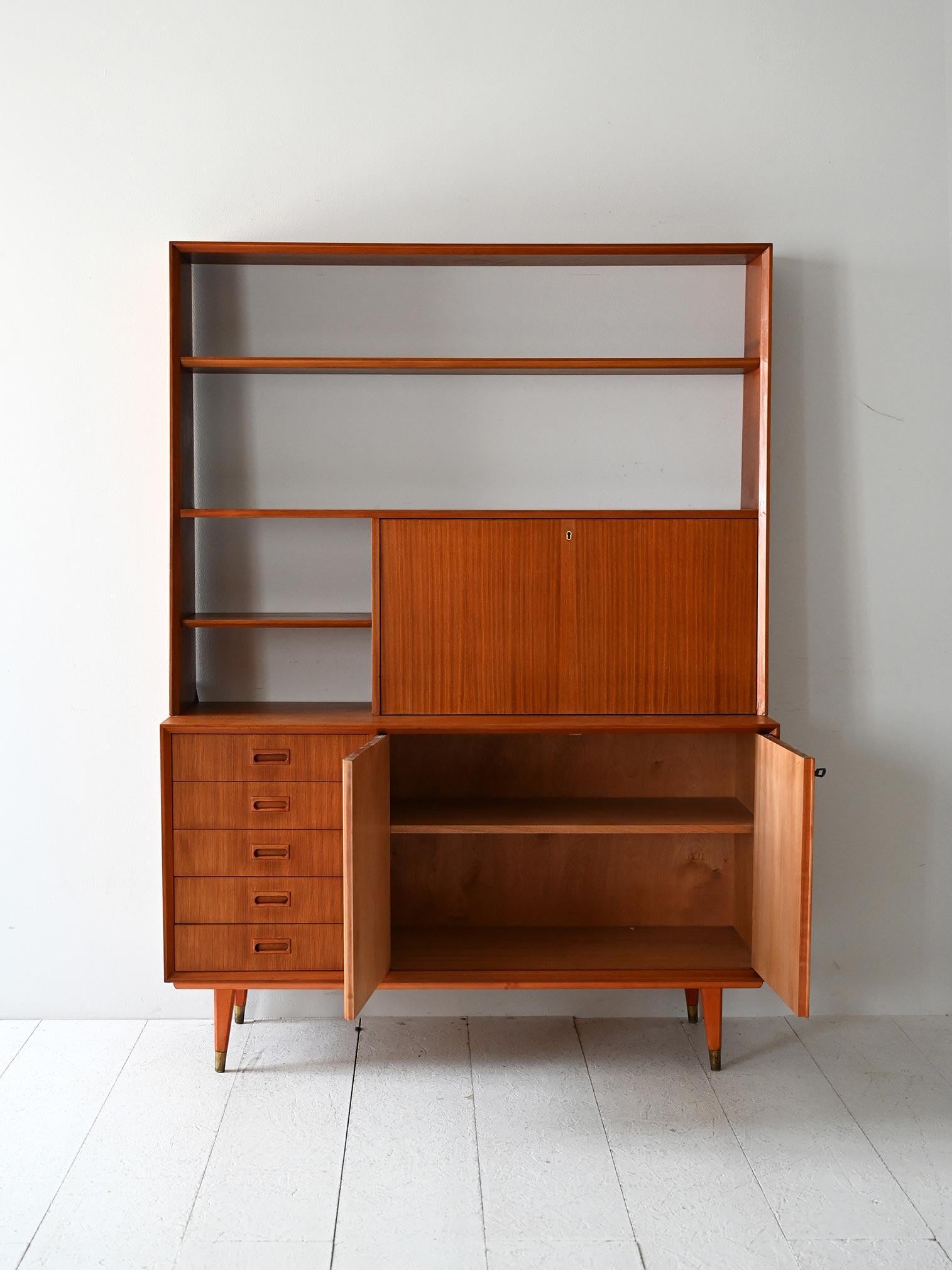 Scandinavo moderno Libreria scandinava in mogano con ribalta anni ’60 in vendita