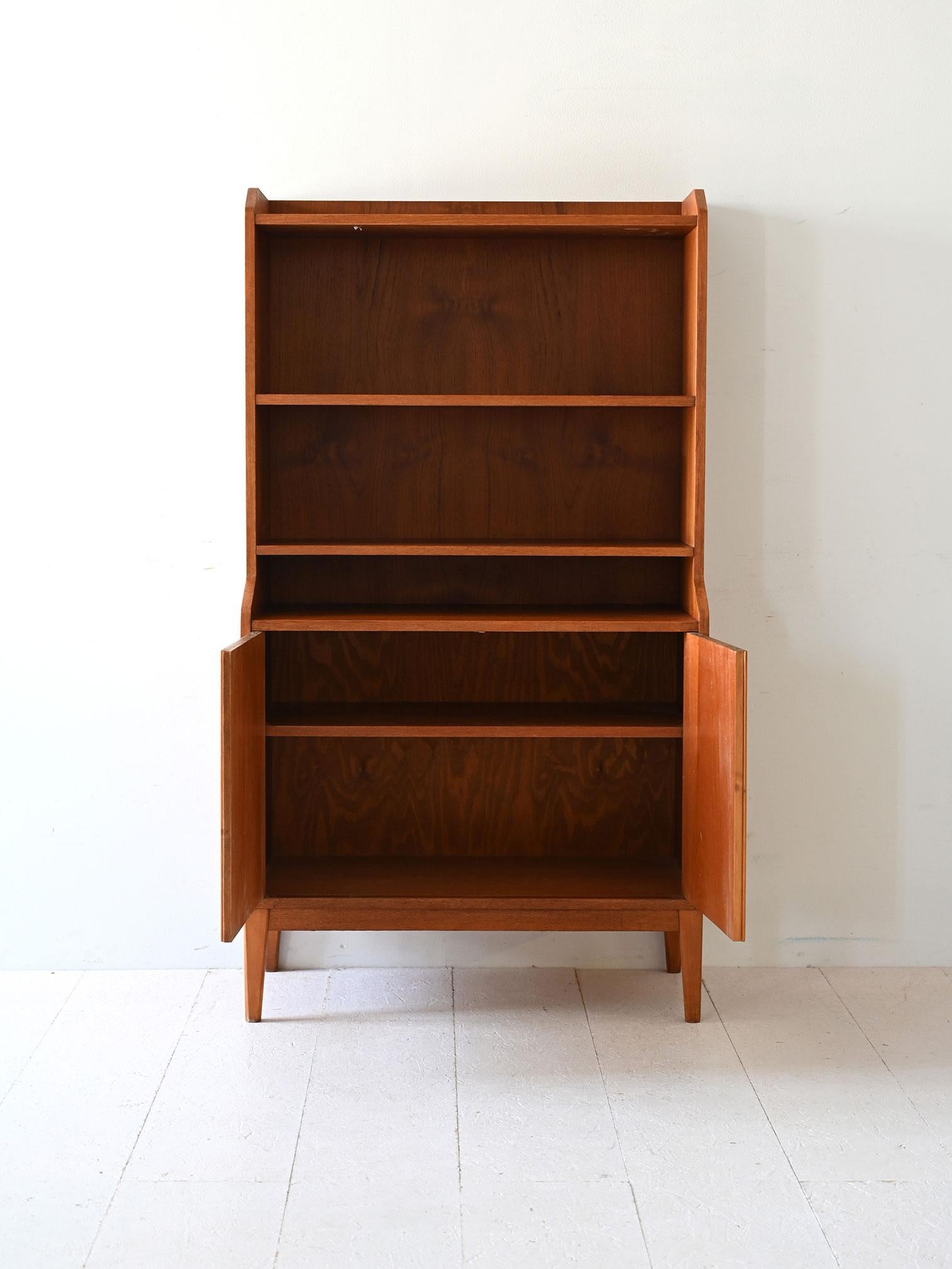 Scandinave moderne Bibliothèque scandinave en teck avec portes battantes en vente