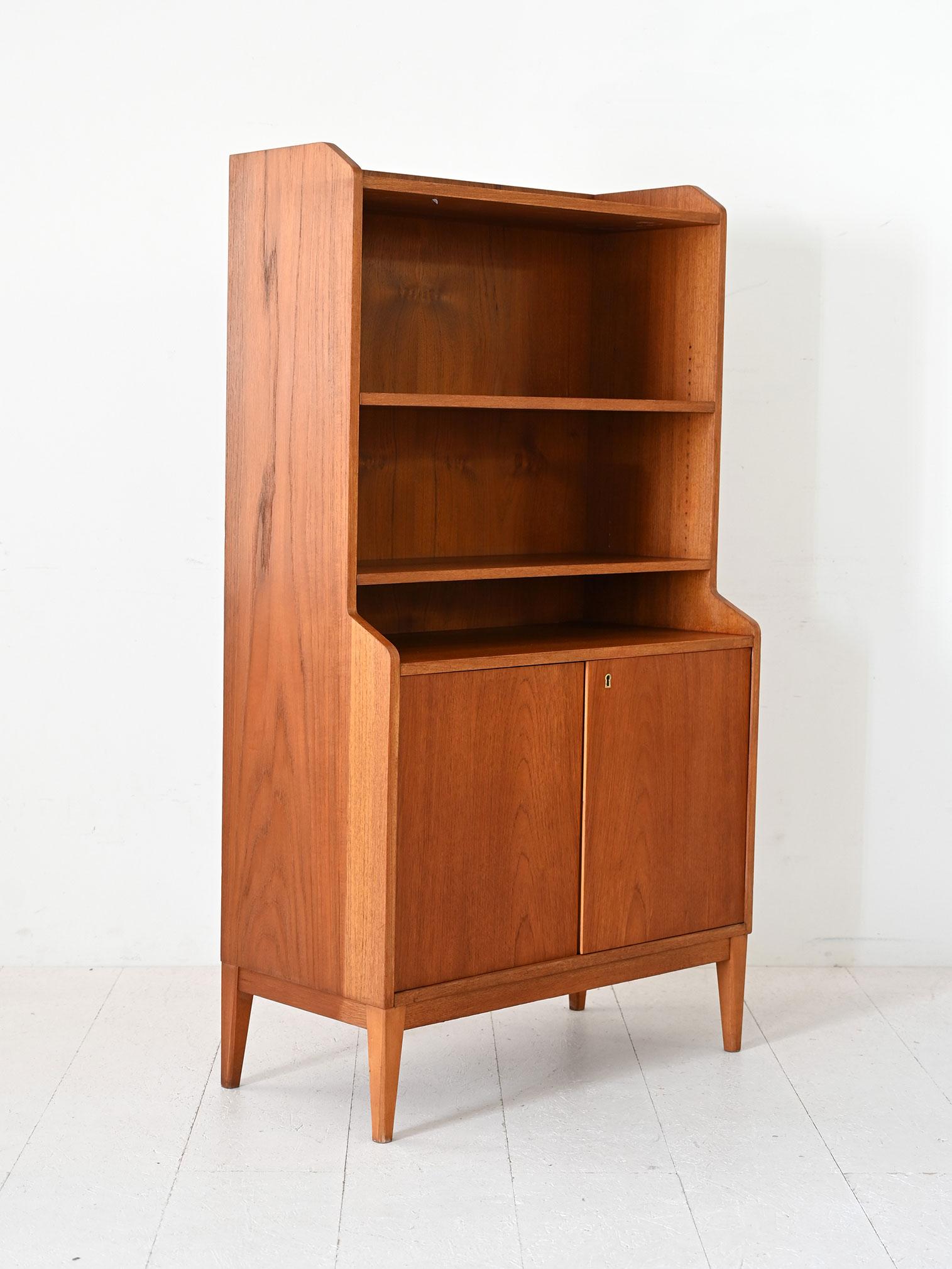 Scandinavian Bibliothèque scandinave en teck avec portes battantes en vente