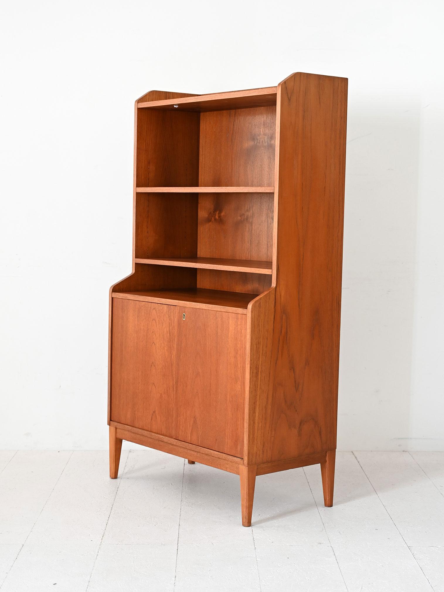 Bibliothèque scandinave en teck avec portes battantes Bon état - En vente à Brescia, IT