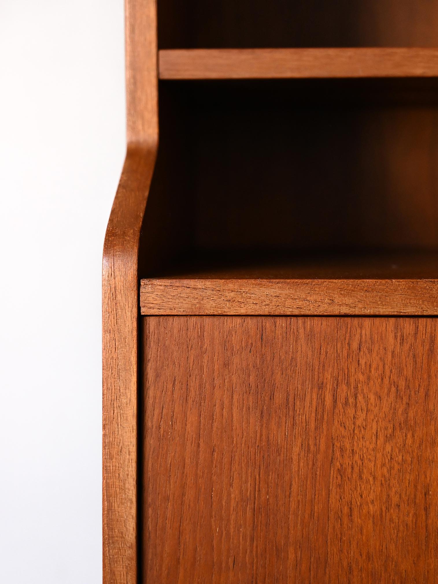 Mid-20th Century Bibliothèque scandinave en teck avec portes battantes en vente