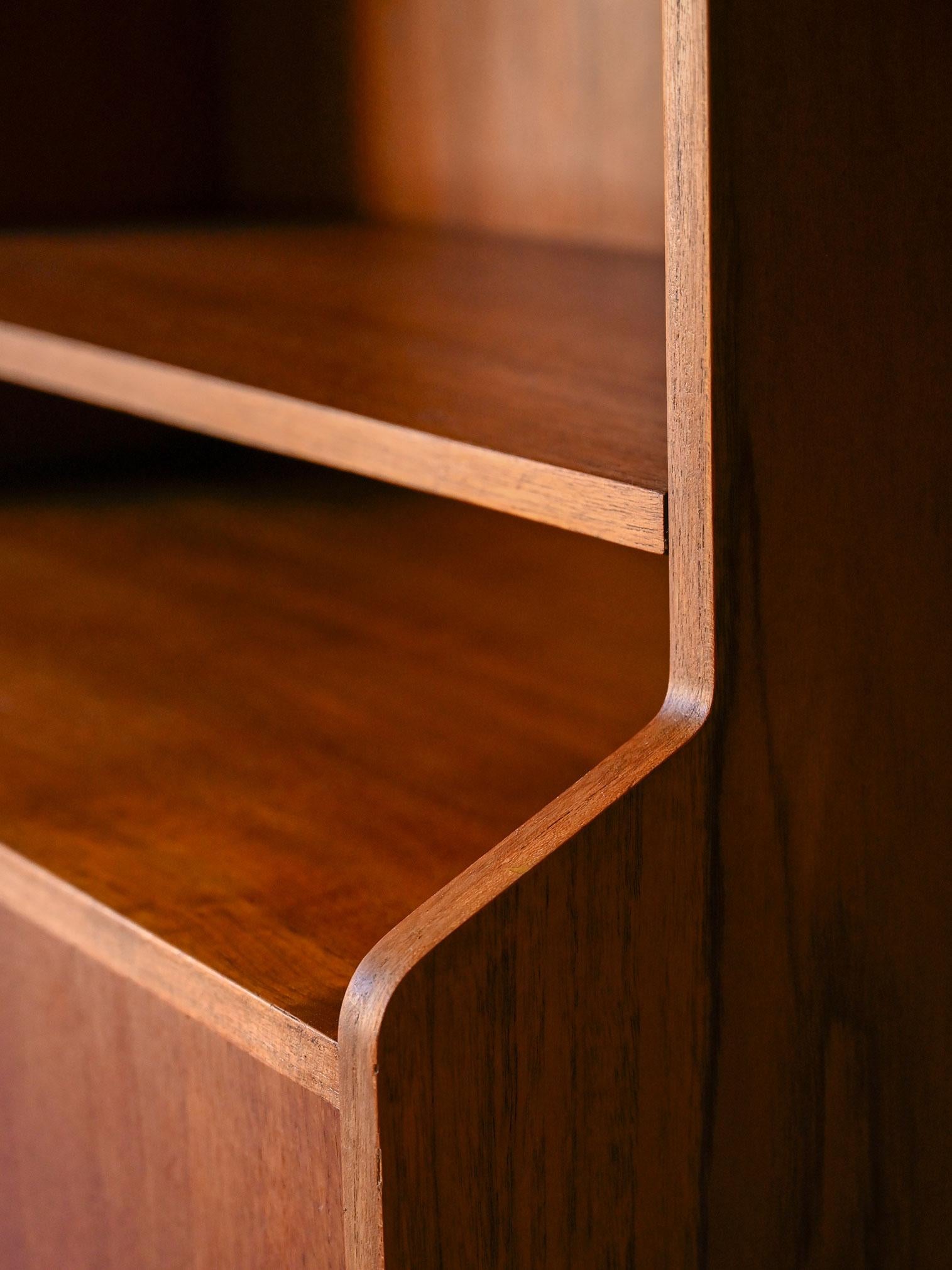 Bibliothèque scandinave en teck avec portes battantes en vente 1