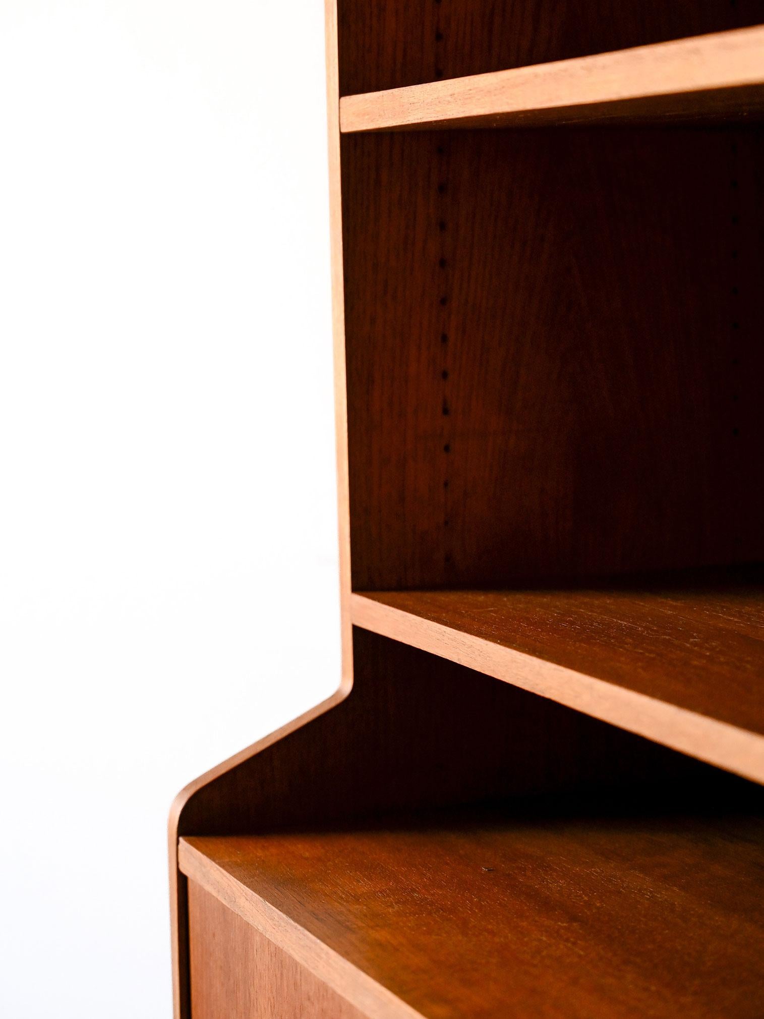 Bibliothèque scandinave en teck avec portes battantes en vente 2