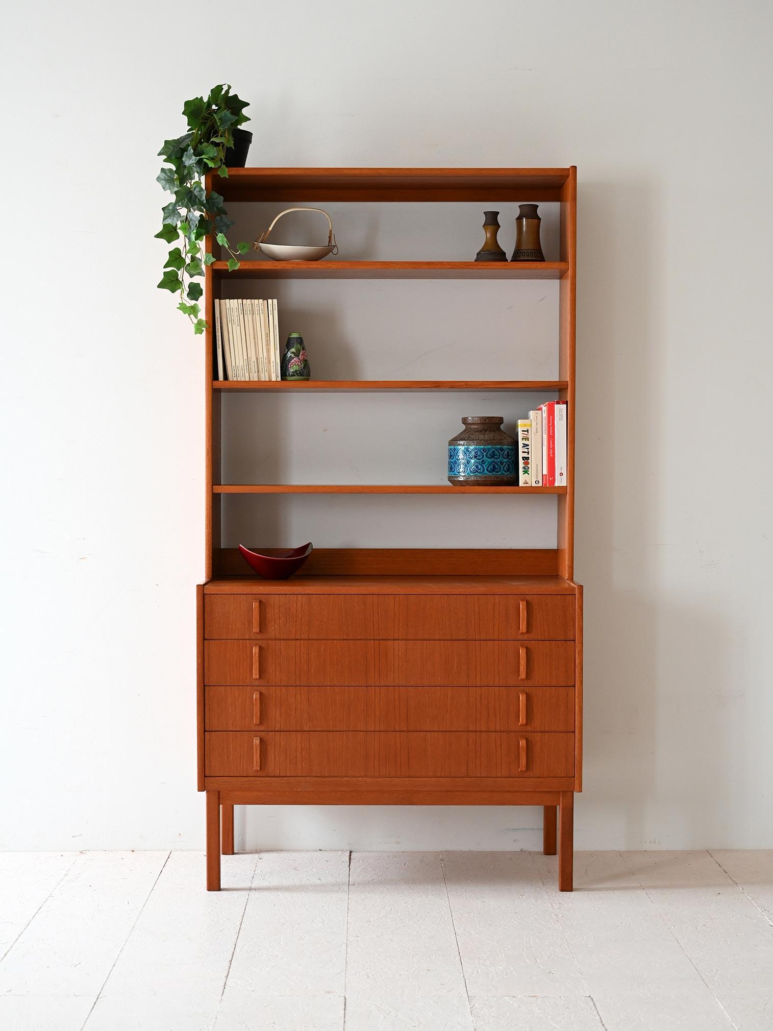 Librería de teca con cajones integrados, cuatro cajones grandes y estantes abiertos. Diseño de Bertil Fridhagen para Bodafors.

Esta librería es un diseño de Bertil Fridhagen para Bodafors, realizado probablemente en los años cincuenta o sesenta. El