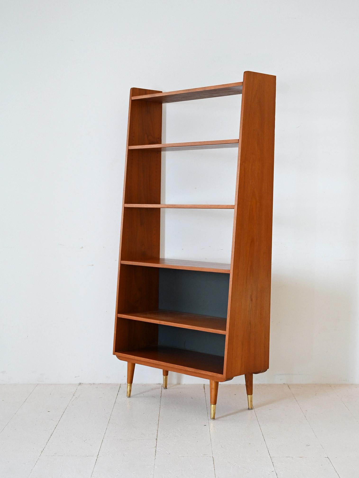 Scandinavian teak bookcase with black bottom In Good Condition For Sale In Brescia, IT