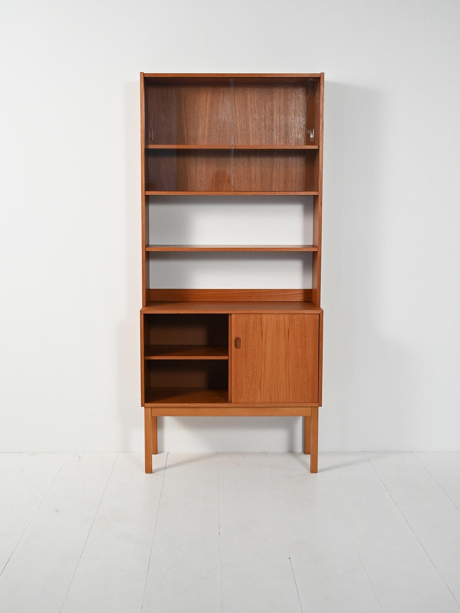 Libreria scandinava in teak con vetrina (Skandinavische Moderne) im Angebot