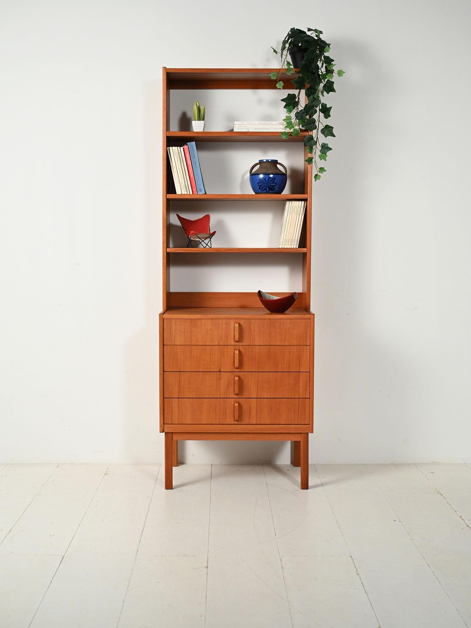 Libreria scandinava in teak con quattro cassetti e mensole a vista, design di Bertil Fridhagen per Bodafors.

Libreria in teak disegnata da Bertil Fridhagen per Bodafors, produzione svedese degli anni ’60. Il mobile combina una parte inferiore con