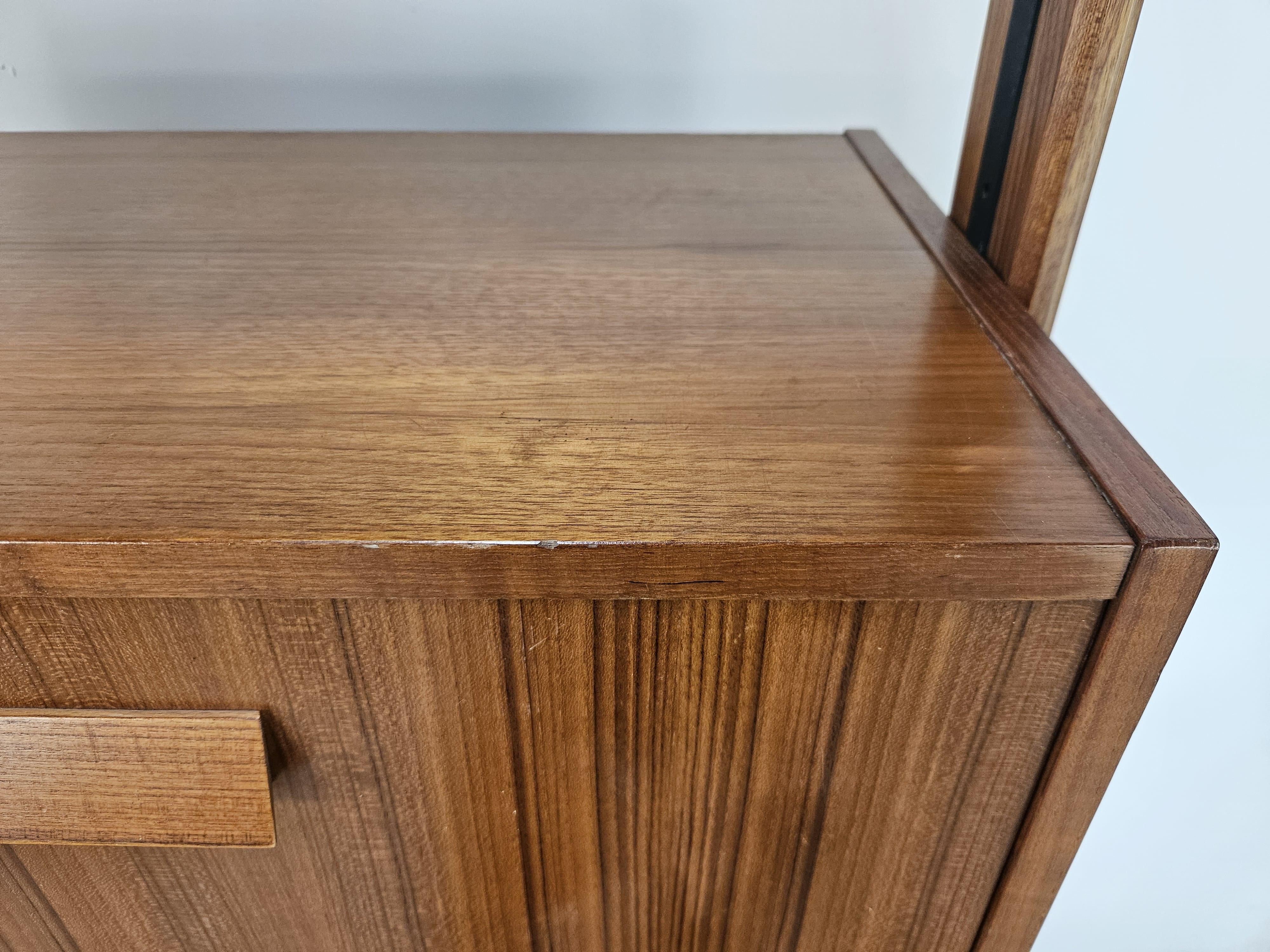 Libreria scandinava terra cielo in teak anni '60 con mensole e piedi in ottone in vendita 2